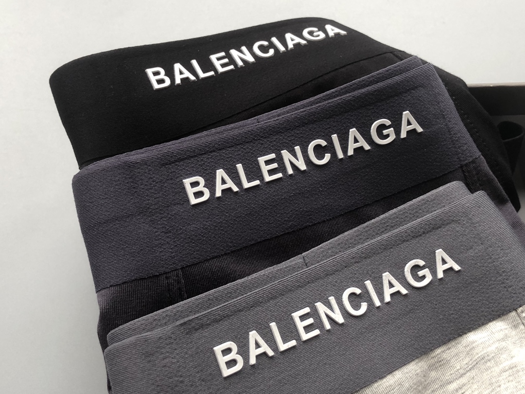  BALENClAGA（巴黎世家）
    原单品质，无缝切割工艺 科学配比  丝滑 透气 舒适！有型！