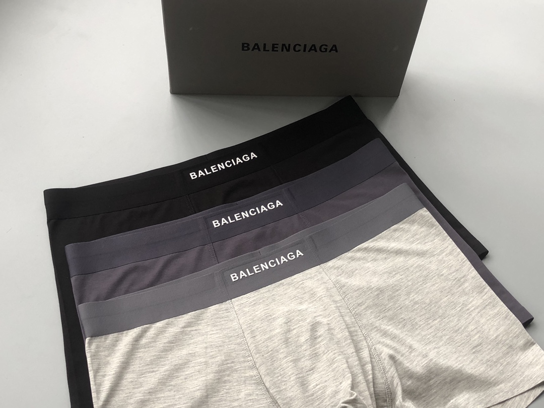  BALENClAGA（巴黎世家）
    原单品质，无缝切割工艺 科学配比  丝滑 透气 舒适！有型！