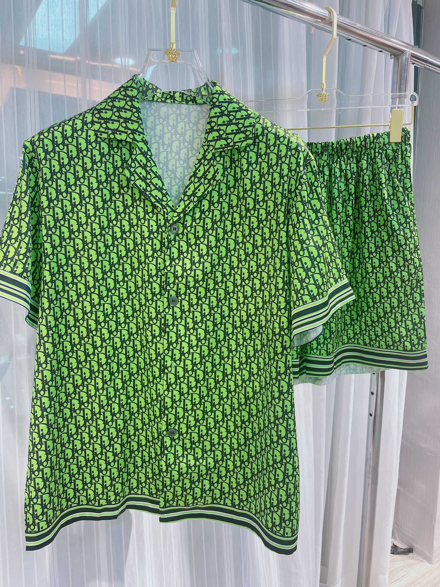 NO:142088,Paijia original innovative model is on the market, real-life shooting, Didi popular high-end home clothing suit, short-sleeved shorts, same style for men and women, using high-quality Korean silk fabric, comfortable upper body effect, size M-3XL (silk products should not be machine-washed, recommended to wash by hand or wash with laundry bag), shorts, T-shirt, real silk, alexander wang19860909派家原创新款上市,实物拍摄,迪迪 爆款高端家居服套装,短袖短裤 男女同款,采用高定韩国丝面料,上身效果舒适,尺码M—3XL（真丝产品切勿机洗,建议手洗或者洗衣袋洗）,,shorts,T-shirt,real silk,alexander wang,Men's clothing