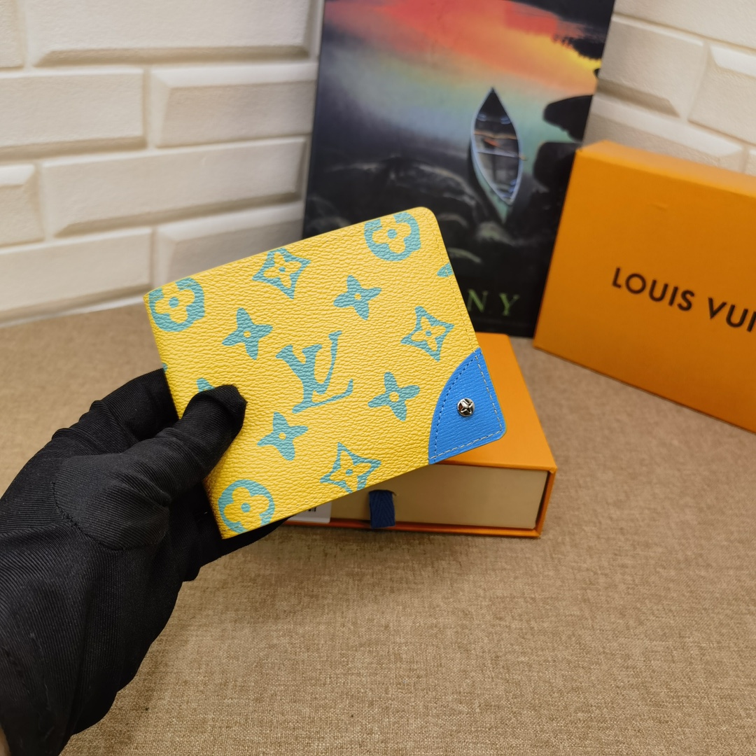 Classic Leather Bifold Wallet - Card Slots