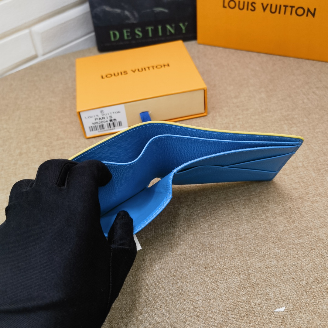 Classic Leather Bifold Wallet - Leather Detail