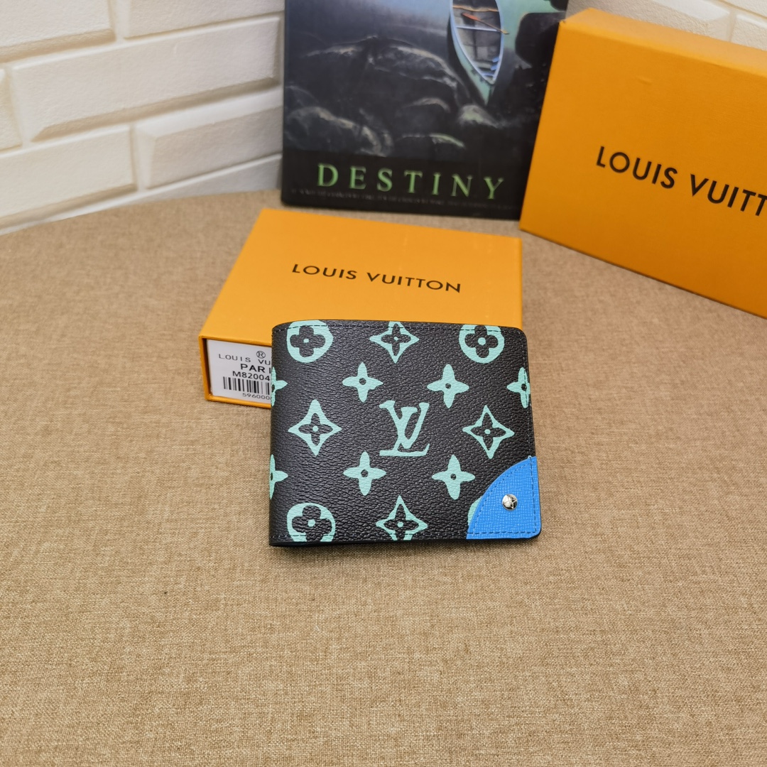 Person holding the bifold wallet