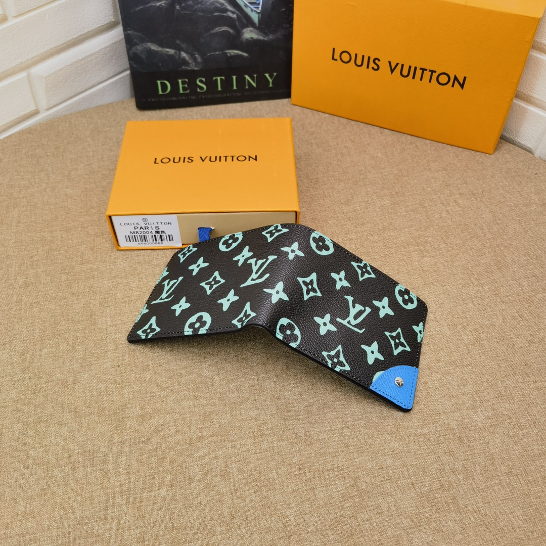 Leather bifold wallet in gift packaging