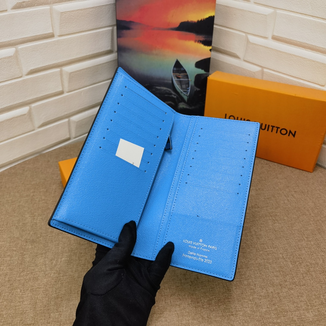 Leather long wallet card slots