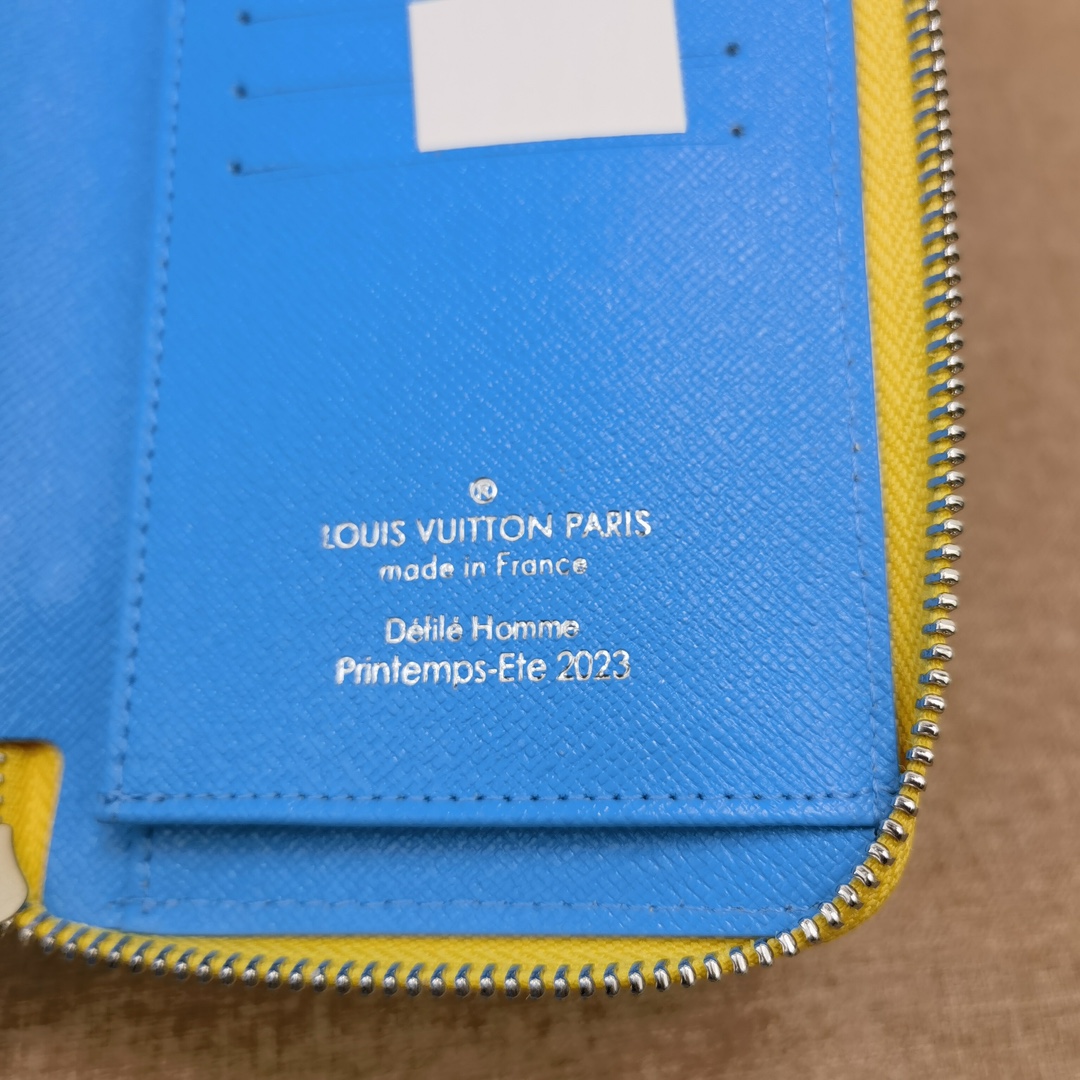 Leather Bifold Wallet - Elegant Packaging