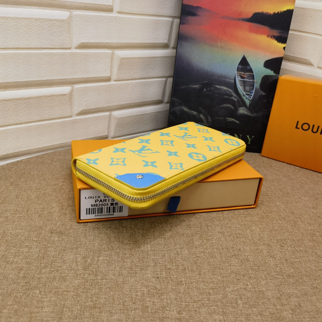 Leather bifold wallet bill compartment