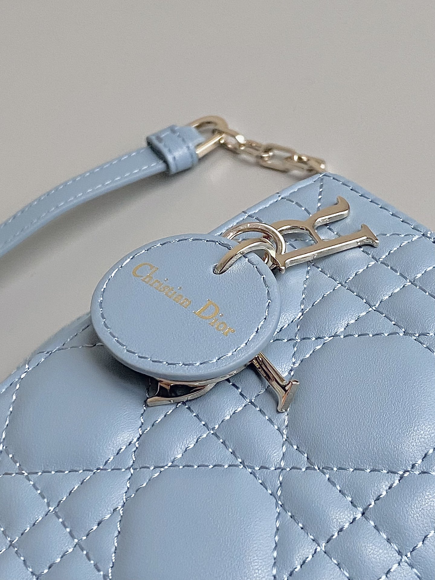 Dior 云雾蓝 超迷你𝗗-𝗝𝗼𝘆 𝗯𝗮𝗴七夕爱心款 果然就是轮回 回归了一把中古戴妃长方包形