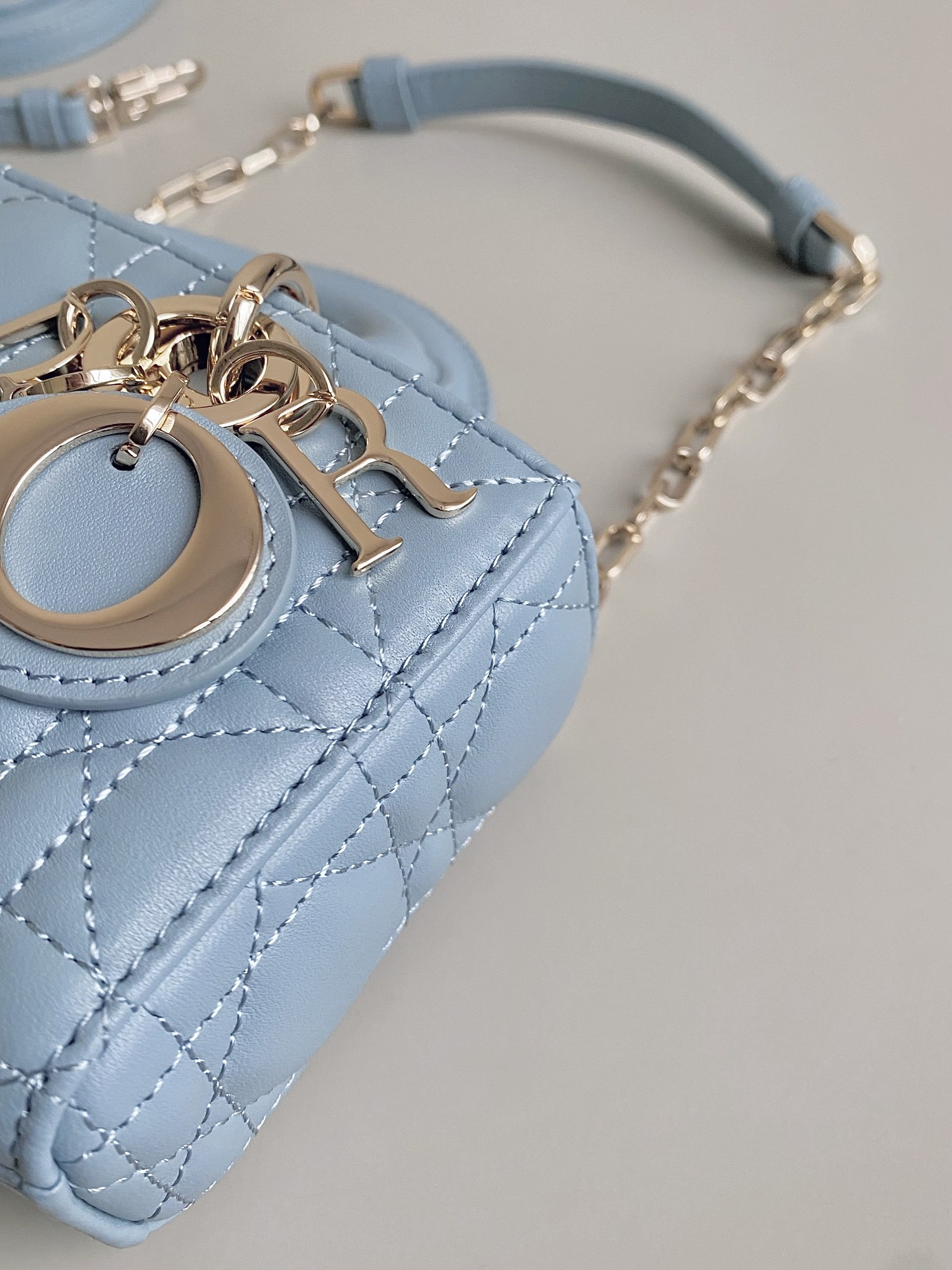 Dior 云雾蓝 超迷你𝗗-𝗝𝗼𝘆 𝗯𝗮𝗴七夕爱心款 果然就是轮回 回归了一把中古戴妃长方包形