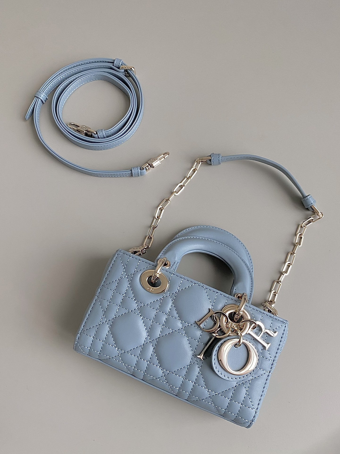 Dior 云雾蓝 超迷你𝗗-𝗝𝗼𝘆 𝗯𝗮𝗴七夕爱心款 果然就是轮回 回归了一把中古戴妃长方包形