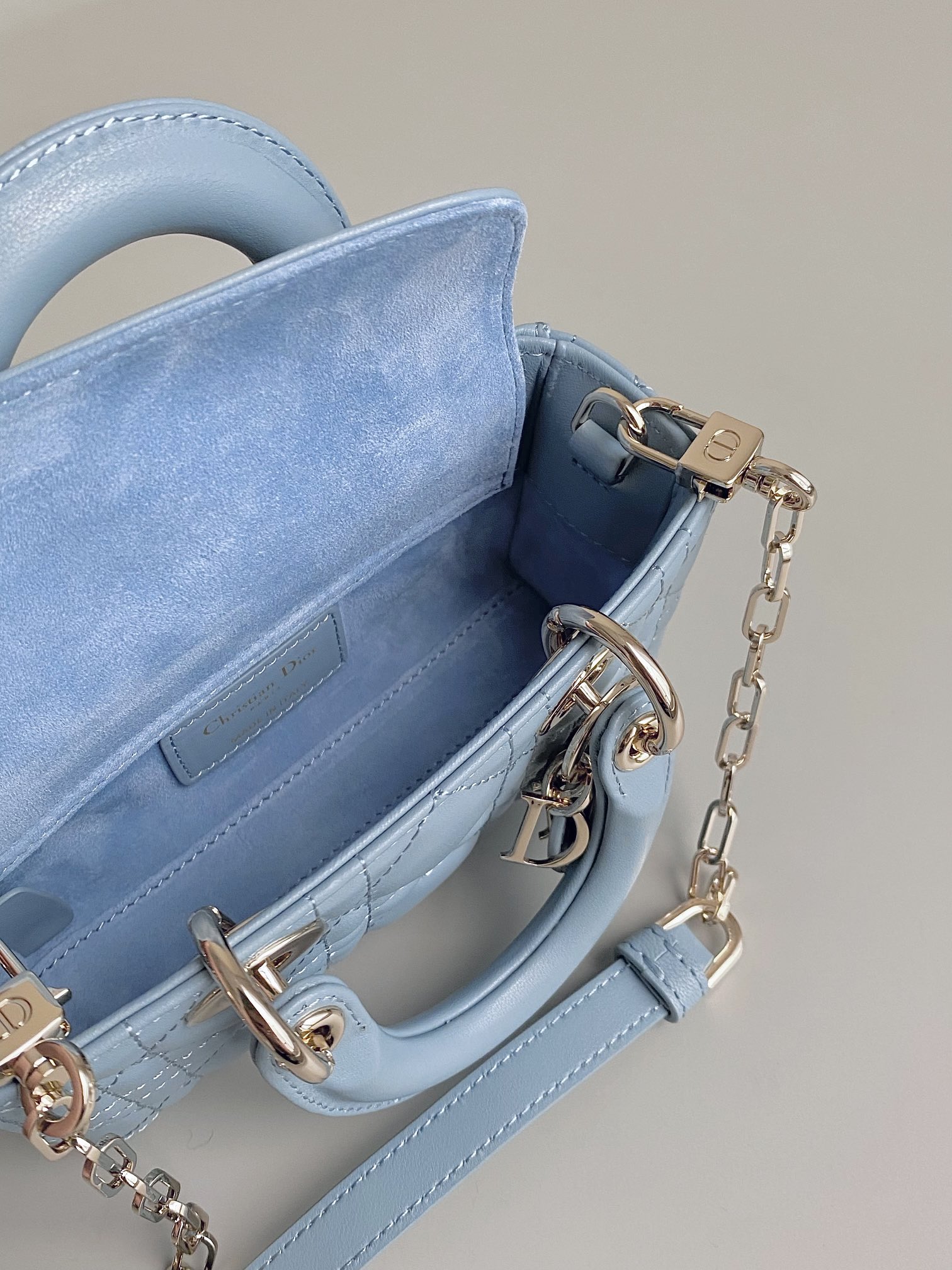 Dior 云雾蓝 超迷你𝗗-𝗝𝗼𝘆 𝗯𝗮𝗴七夕爱心款 果然就是轮回 回归了一把中古戴妃长方包形