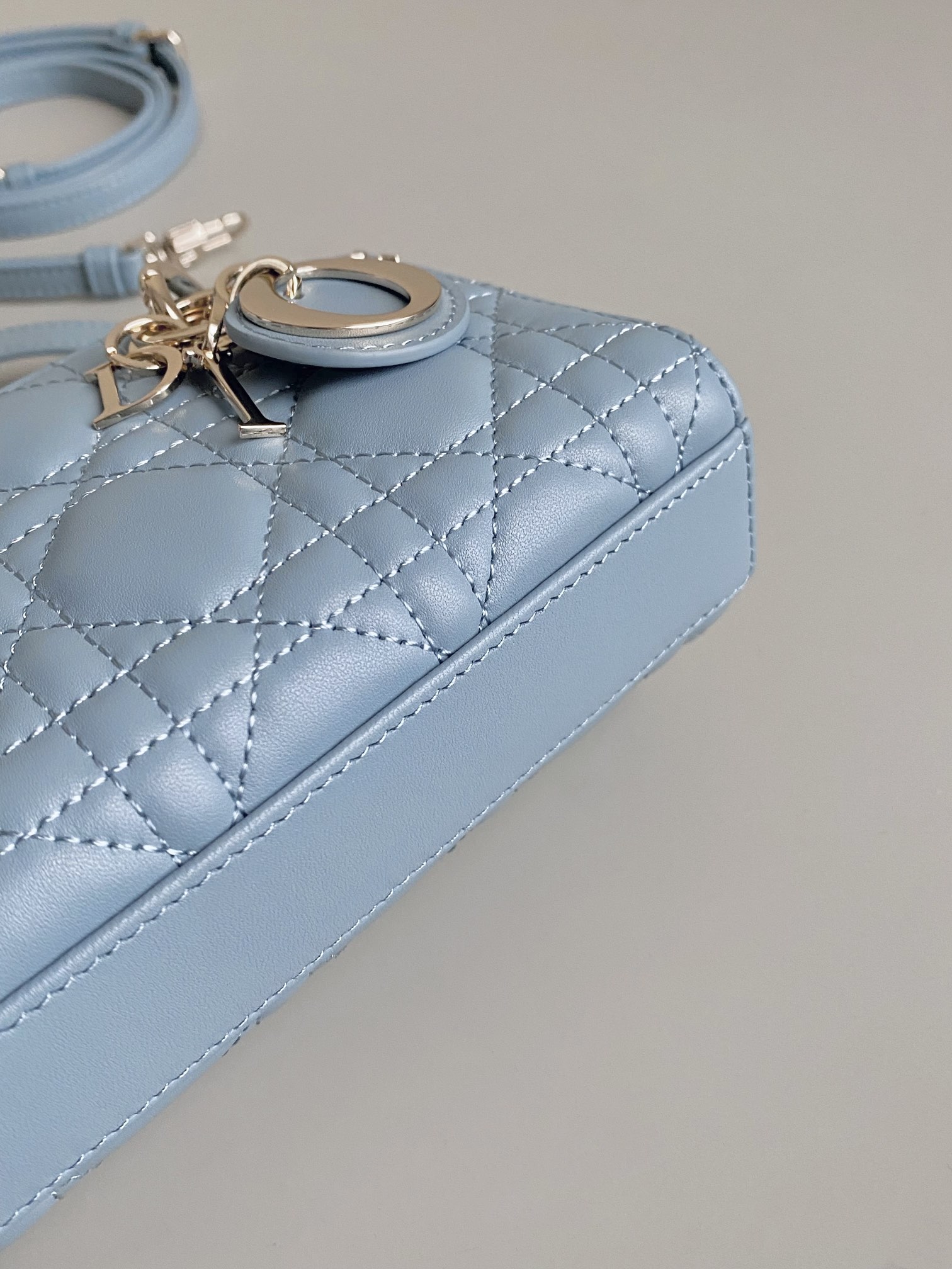 Dior 云雾蓝 超迷你𝗗-𝗝𝗼𝘆 𝗯𝗮𝗴七夕爱心款 果然就是轮回 回归了一把中古戴妃长方包形