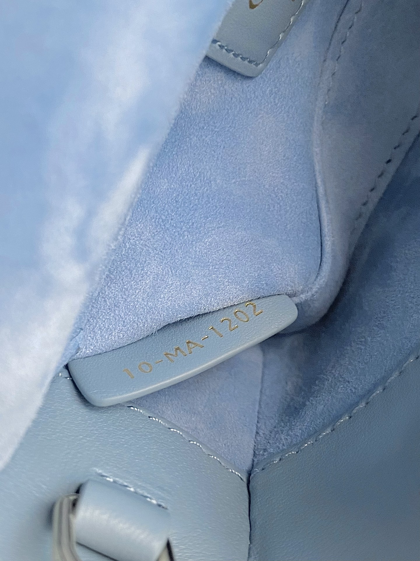 Dior 云雾蓝 超迷你𝗗-𝗝𝗼𝘆 𝗯𝗮𝗴七夕爱心款 果然就是轮回 回归了一把中古戴妃长方包形