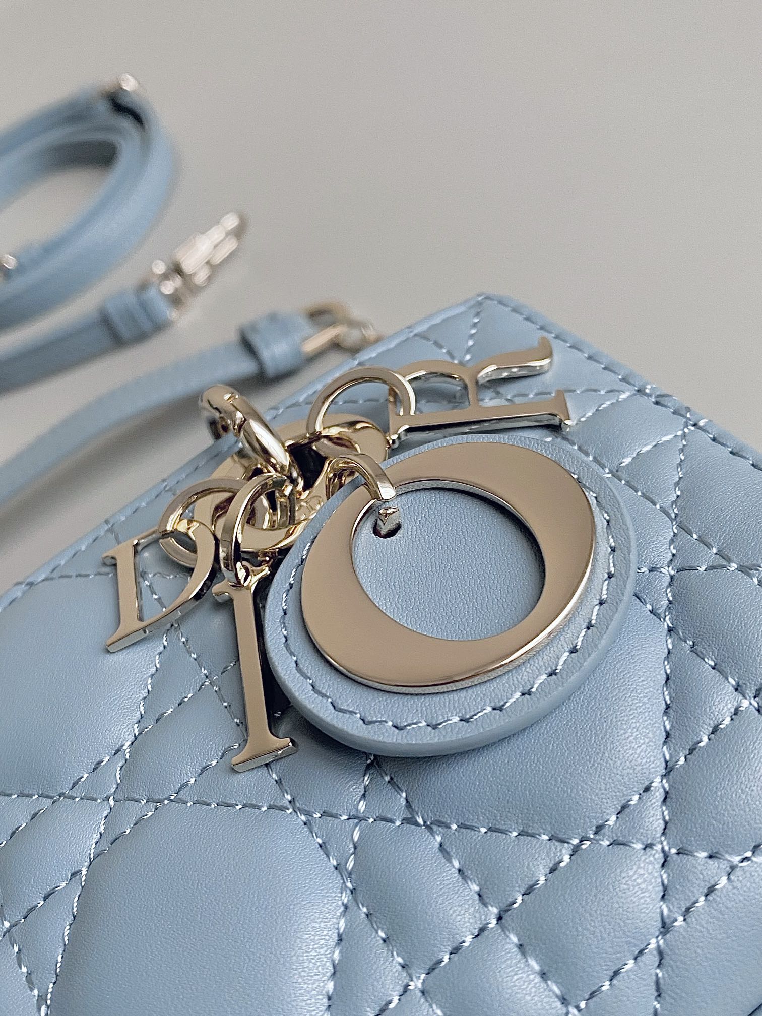 Dior 云雾蓝 超迷你𝗗-𝗝𝗼𝘆 𝗯𝗮𝗴七夕爱心款 果然就是轮回 回归了一把中古戴妃长方包形