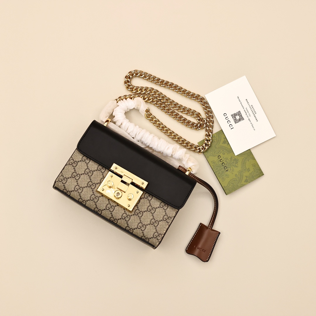 Gucci Padlock链条包💰210 
它有着独特的半硬朗个性和半性感气质，绝对是塑造不同风格的点睛之笔，它可以优雅高贵，可以高冷霸气，可以个性十足，也可以甜美妩媚，也可以性感华丽，这一切都让这款锁头包更具兼容性，抵挡不住的美走到哪里都是亮点。
规格：20*13*7cm