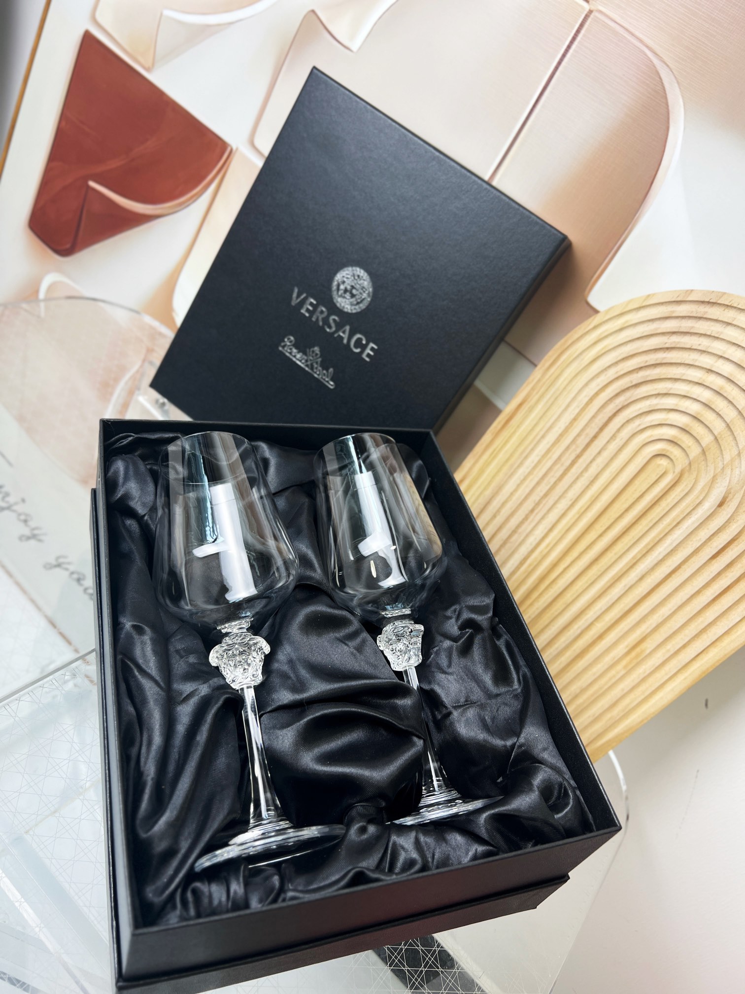 Versace 红酒杯以其鲜明的设计风格,独特的美感,极强的先锋艺术表征征服全球 3