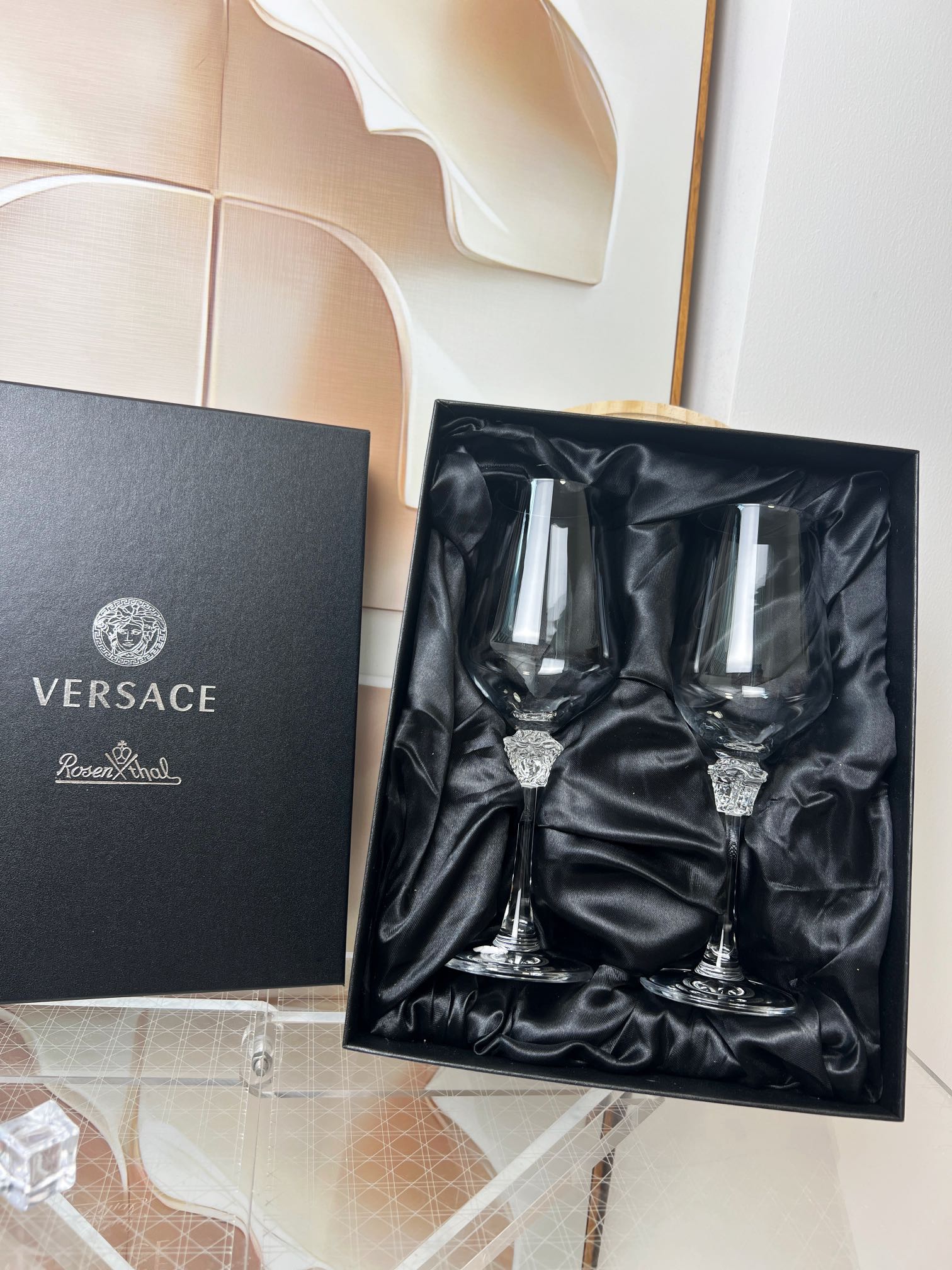 Versace 红酒杯以其鲜明的设计风格,独特的美感,极强的先锋艺术表征征服全球 5