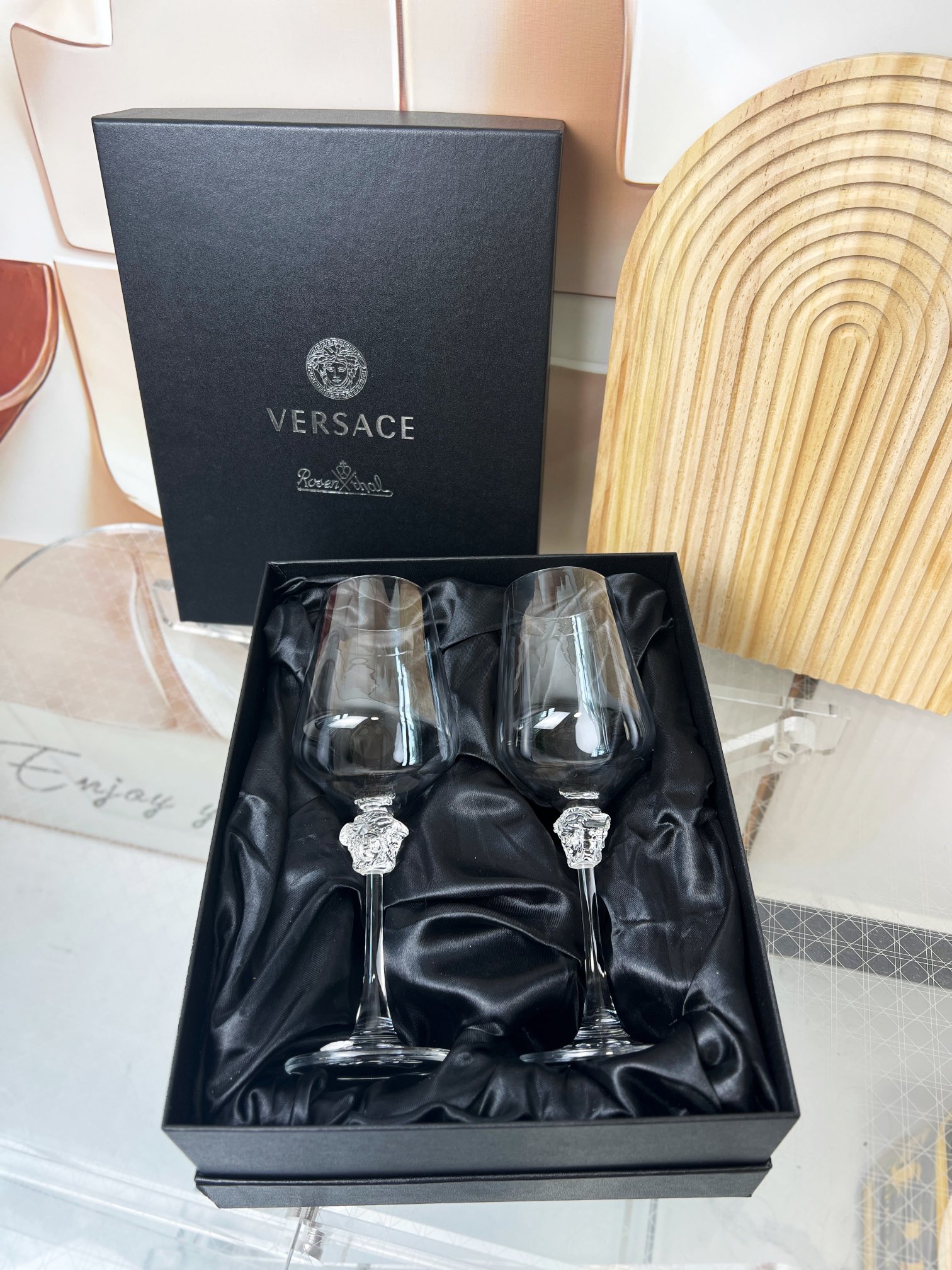 Versace 红酒杯以其鲜明的设计风格,独特的美感,极强的先锋艺术表征征服全球 2