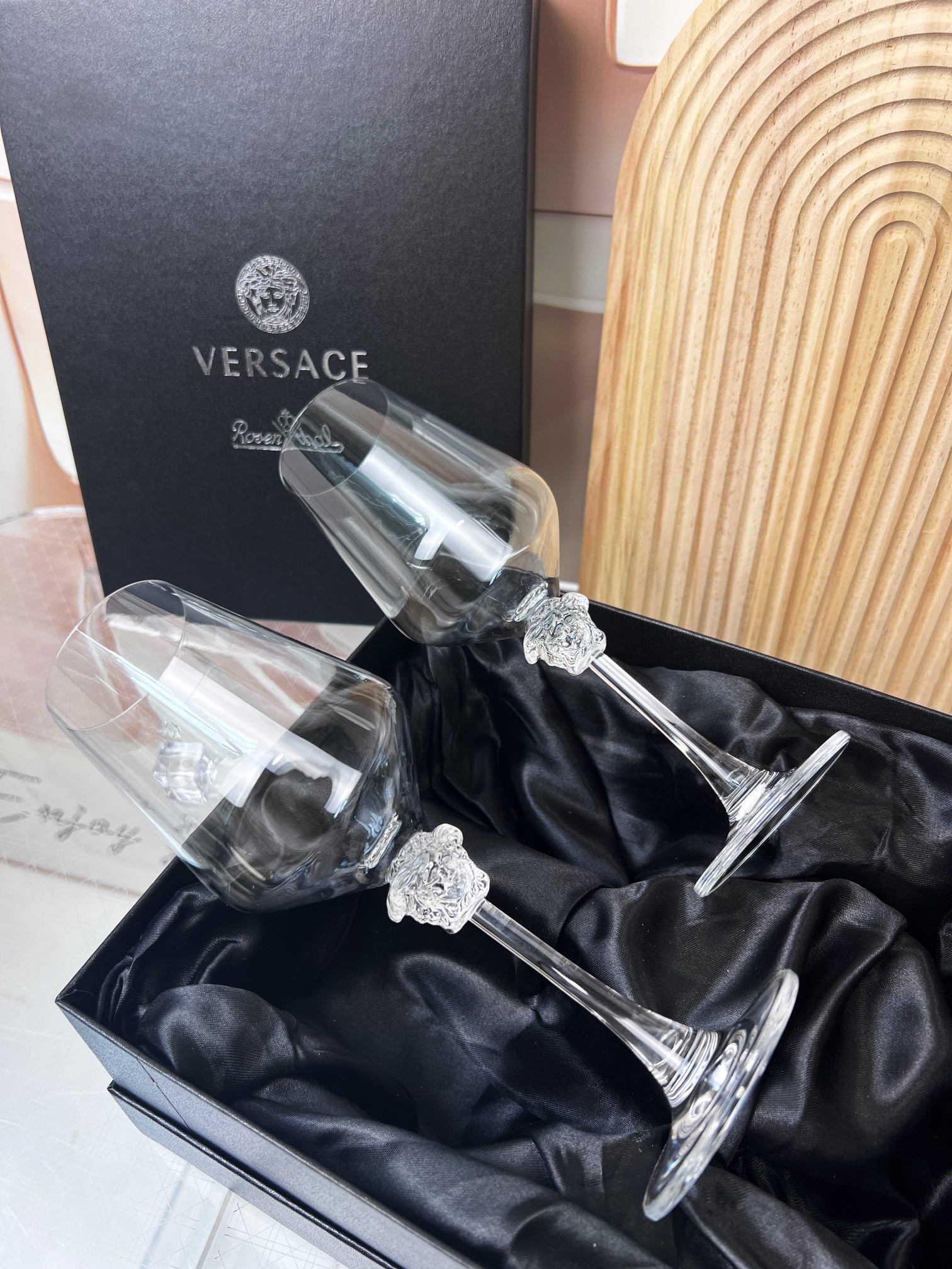 Versace 红酒杯以其鲜明的设计风格,独特的美感,极强的先锋艺术表征征服全球 6