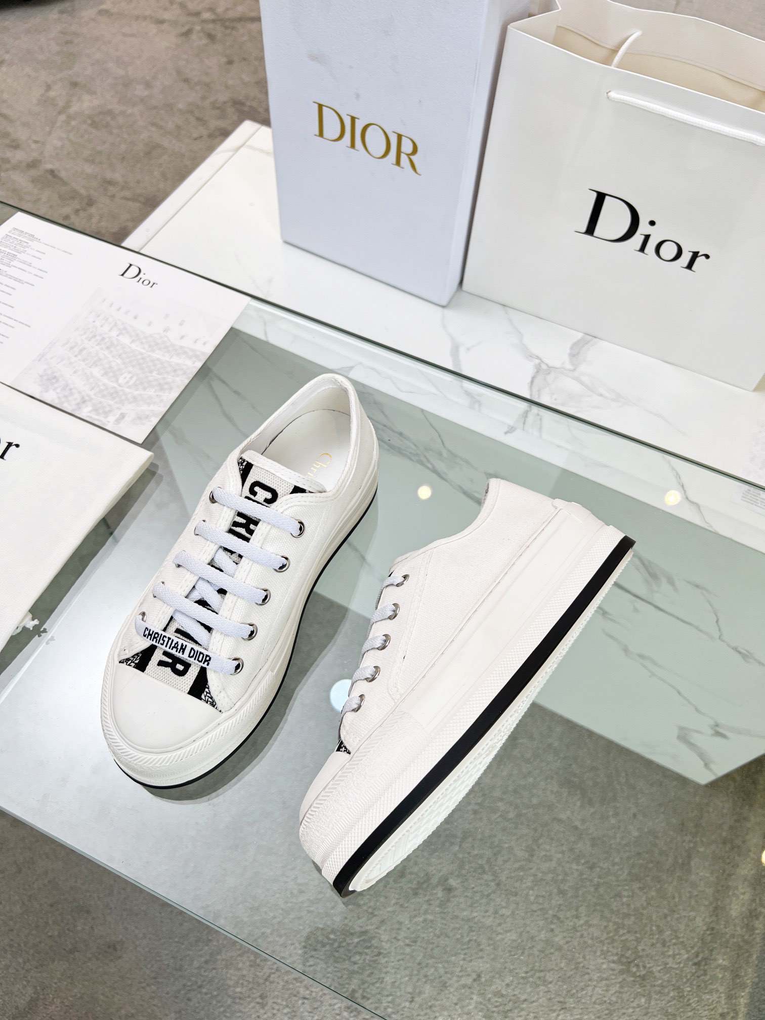 , Primavera 2023Zapatillas Walk 'n' Dior bordadas con suela gruesa de algodón con bordados multicolo