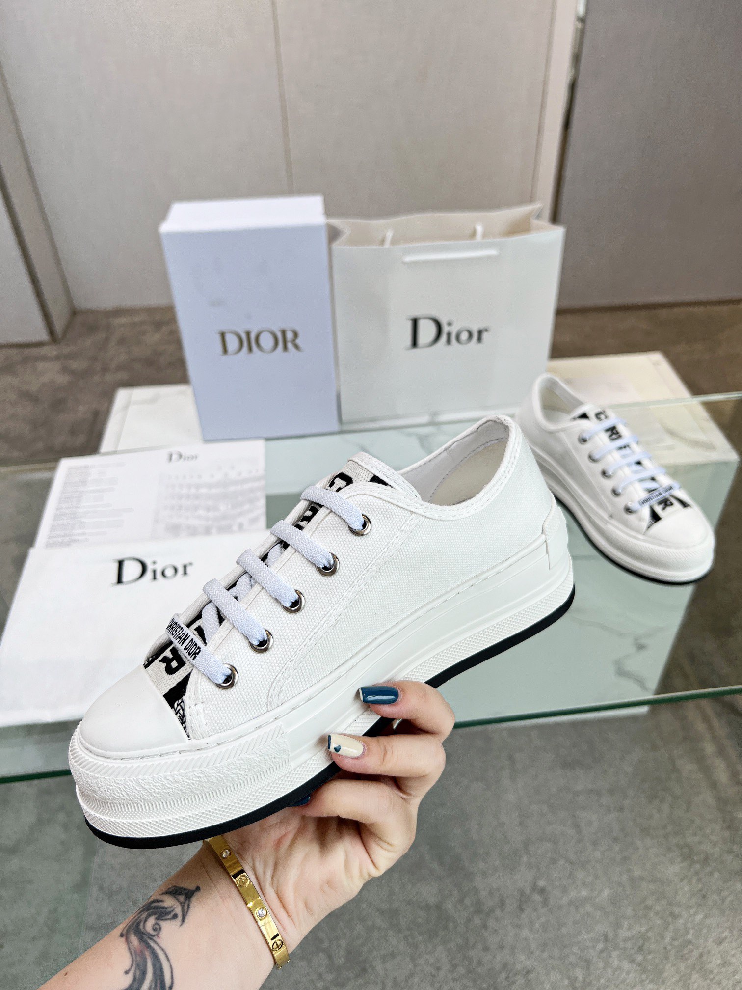 , Primavera 2023Zapatillas Walk 'n' Dior bordadas con suela gruesa de algodón con bordados multicolo