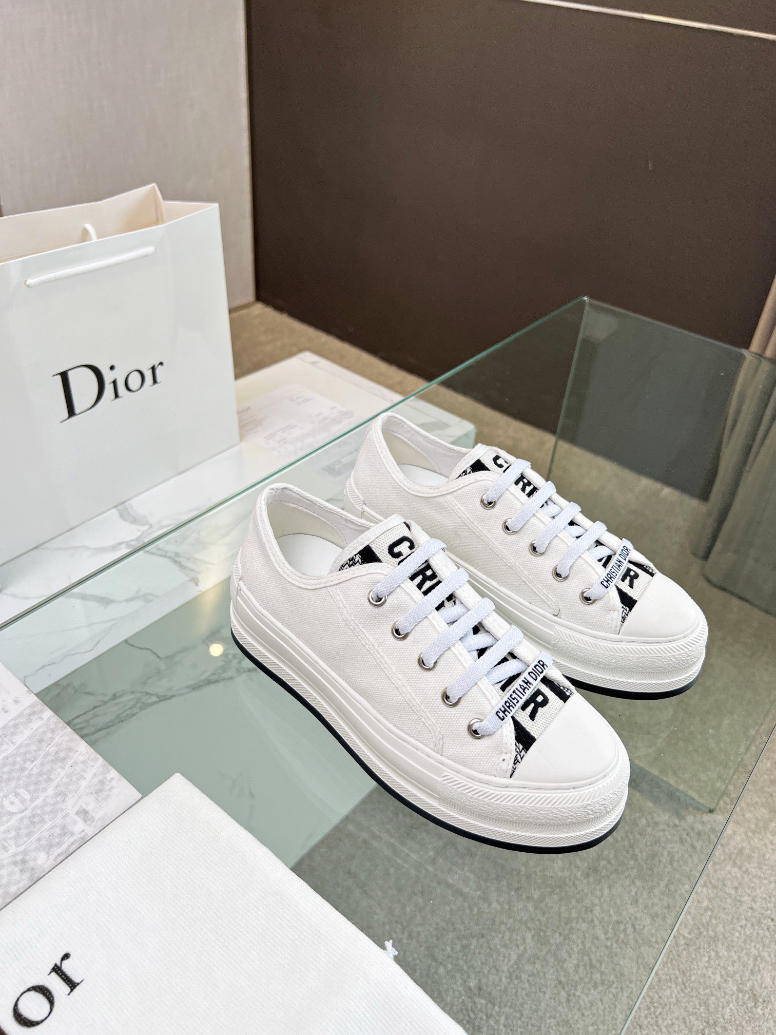 , Primavera 2023Zapatillas Walk 'n' Dior bordadas con suela gruesa de algodón con bordados multicolo