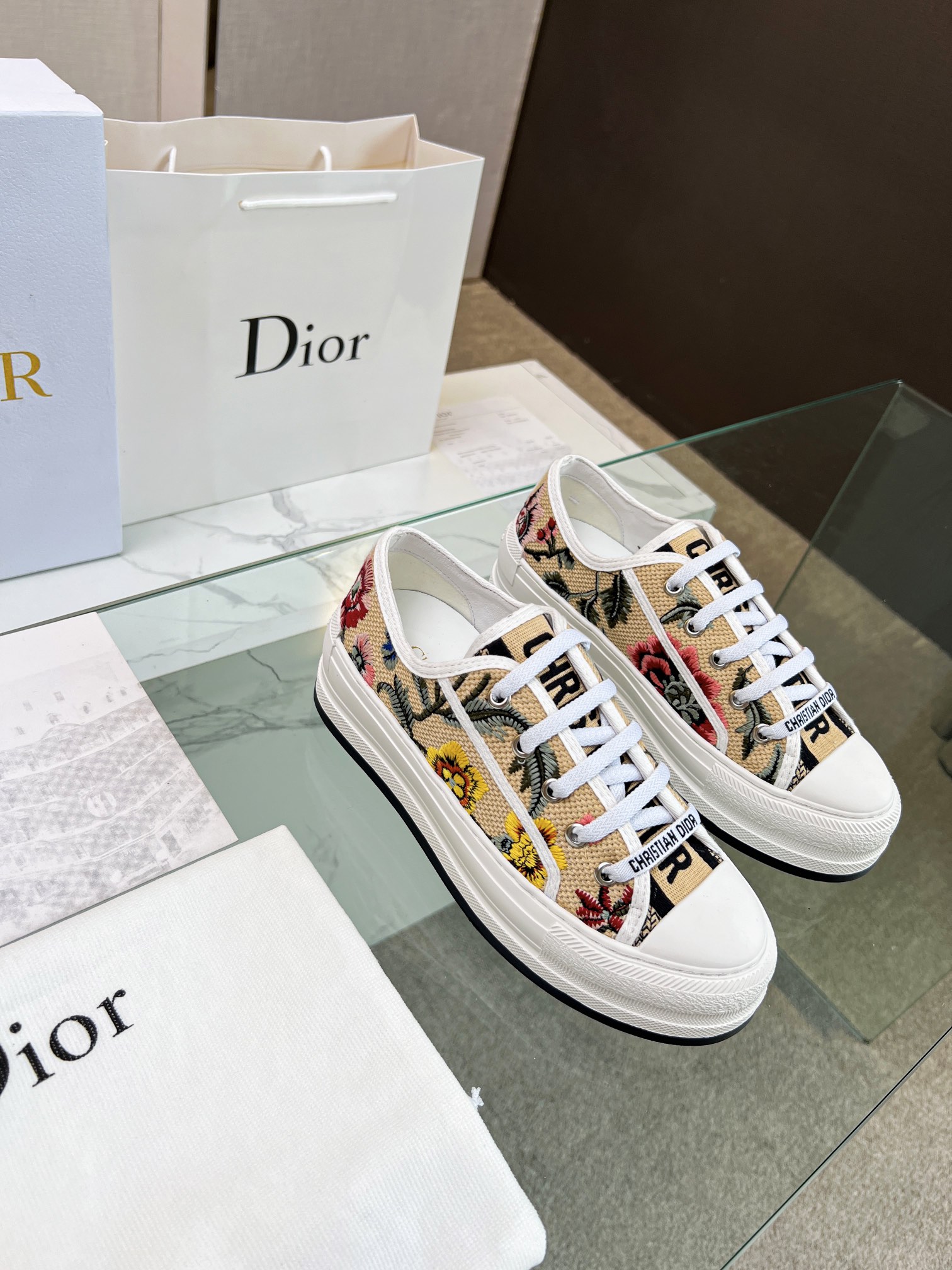 , Primavera 2023Zapatillas Walk 'n' Dior bordadas con suela gruesa de algodón con bordados multicolo