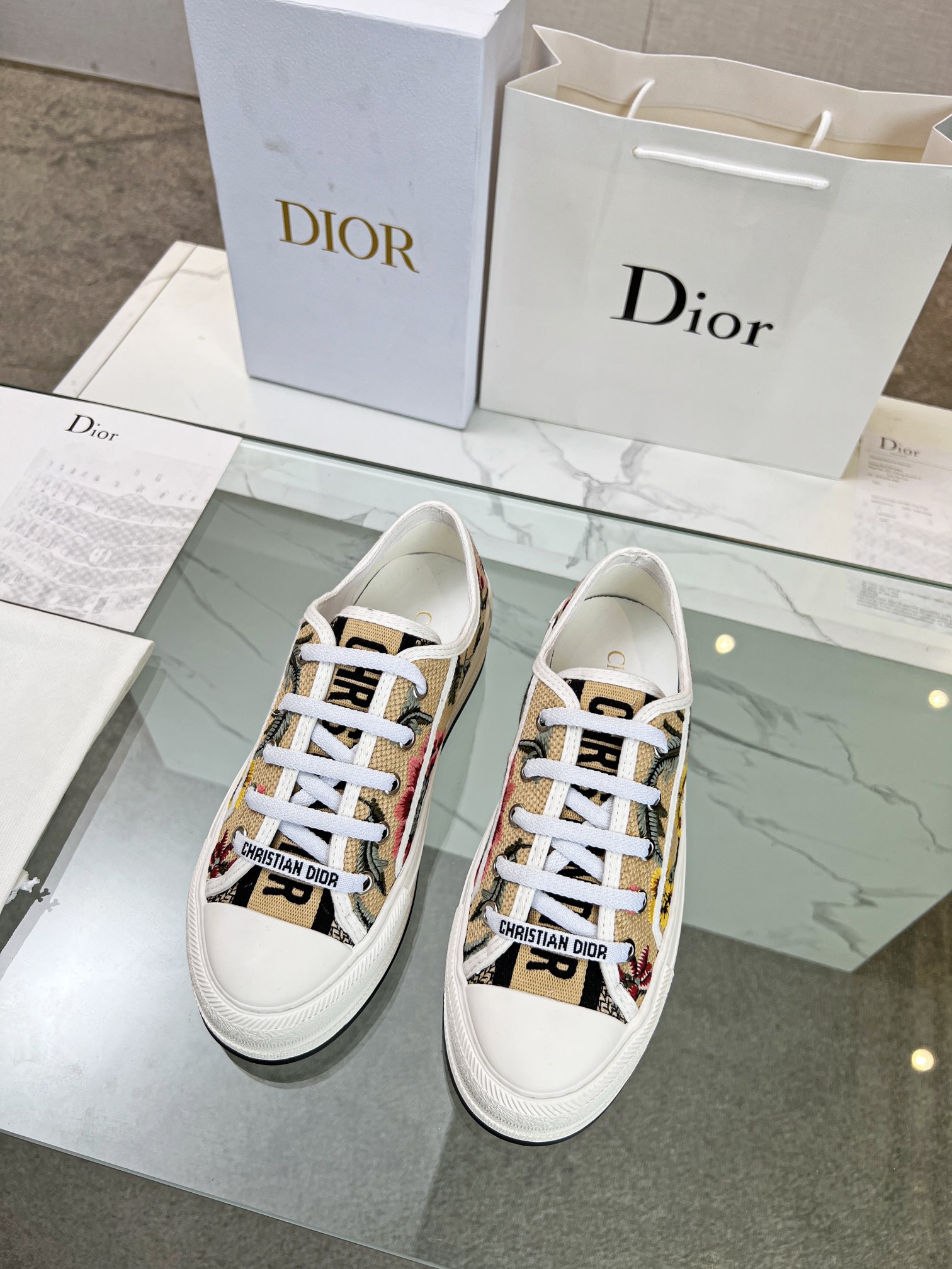 , Primavera 2023Zapatillas Walk 'n' Dior bordadas con suela gruesa de algodón con bordados multicolo