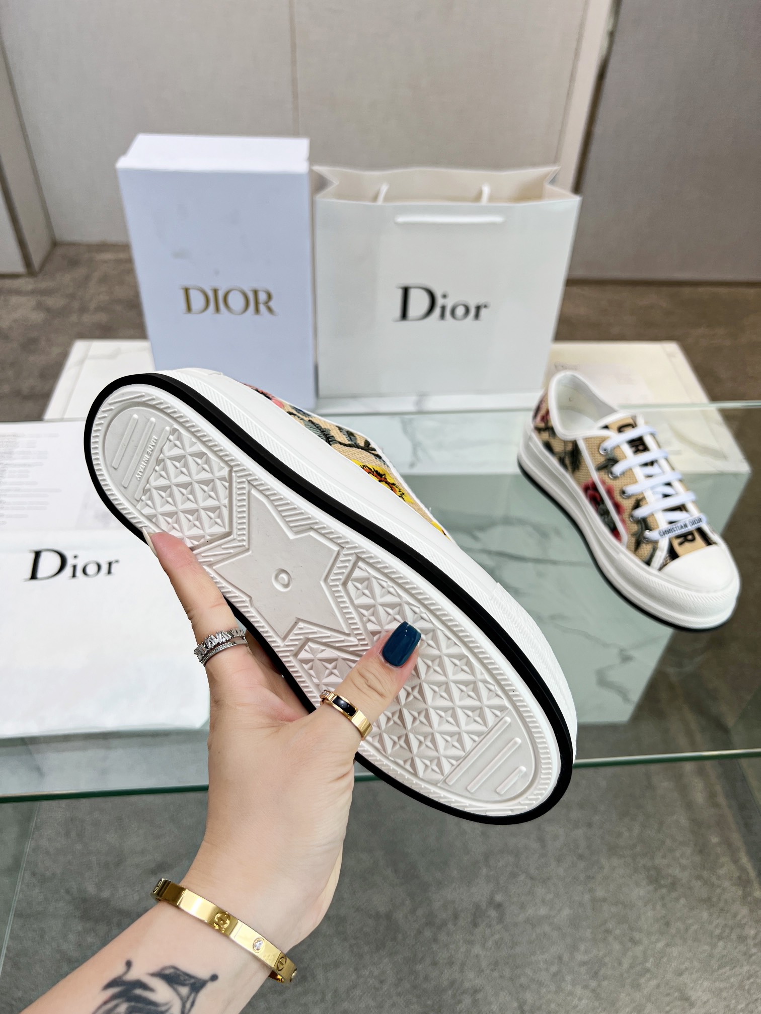 , Primavera 2023Zapatillas Walk 'n' Dior bordadas con suela gruesa de algodón con bordados multicolo