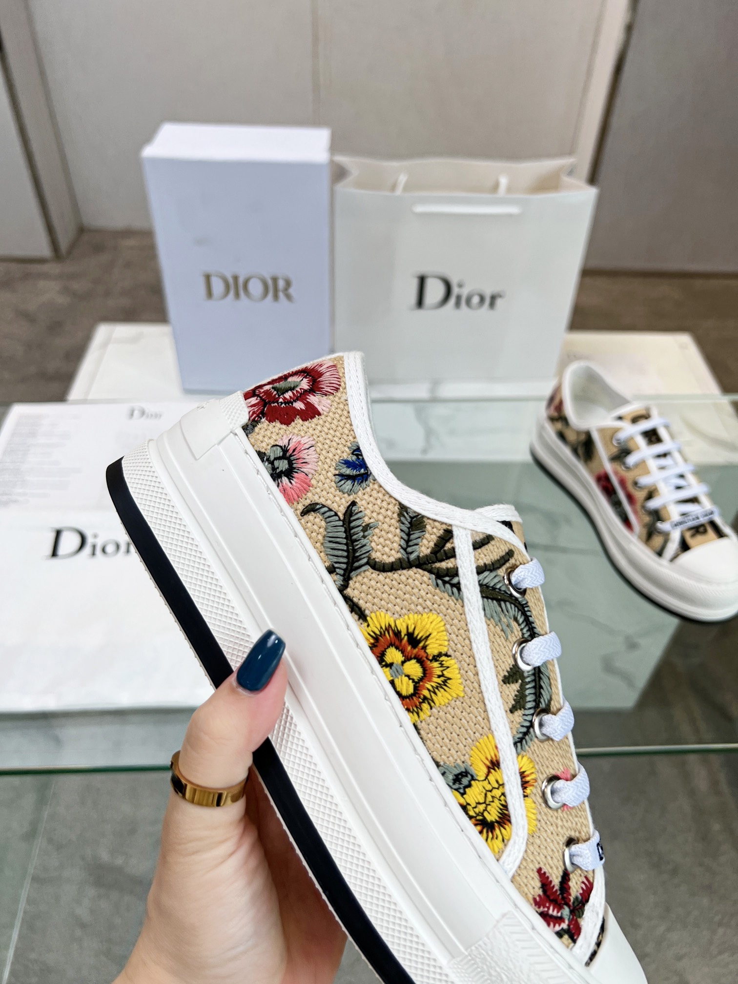 , Primavera 2023Zapatillas Walk 'n' Dior bordadas con suela gruesa de algodón con bordados multicolo