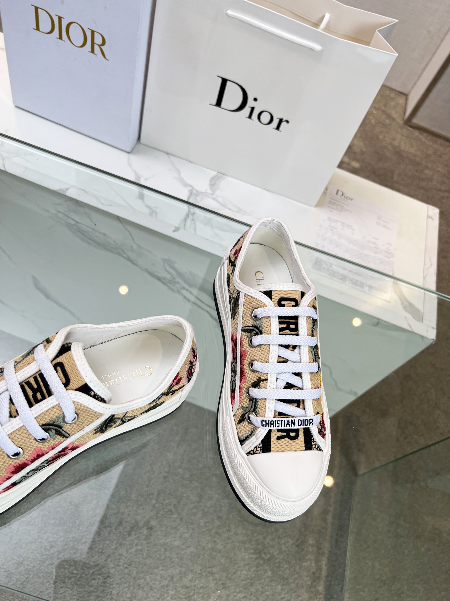 , Primavera 2023Zapatillas Walk 'n' Dior bordadas con suela gruesa de algodón con bordados multicolo