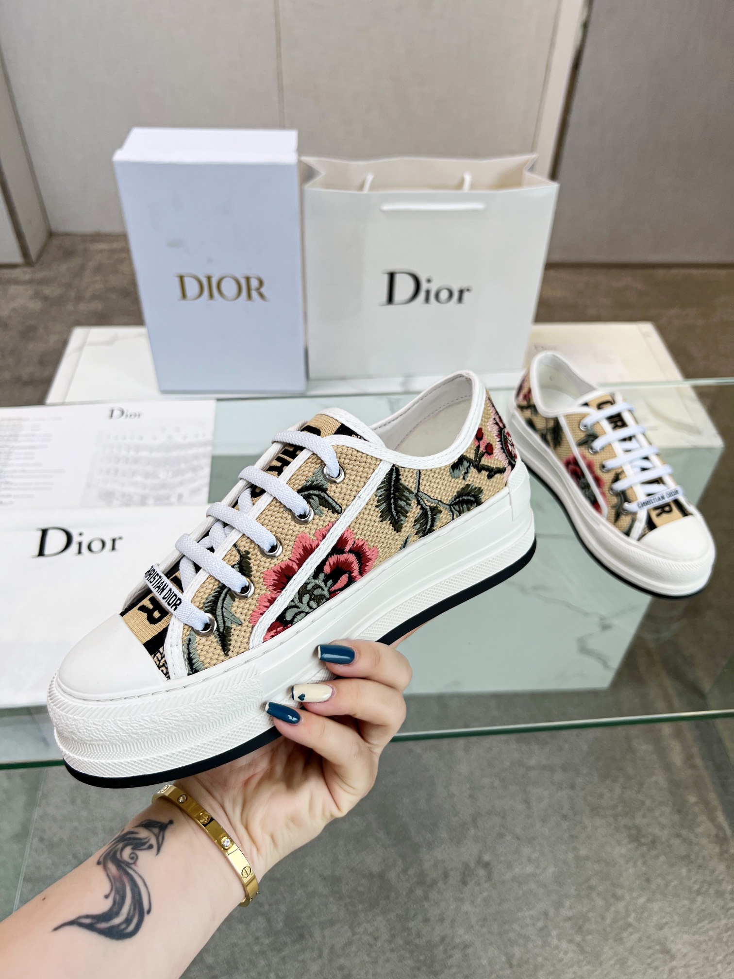 , Primavera 2023Zapatillas Walk 'n' Dior bordadas con suela gruesa de algodón con bordados multicolo