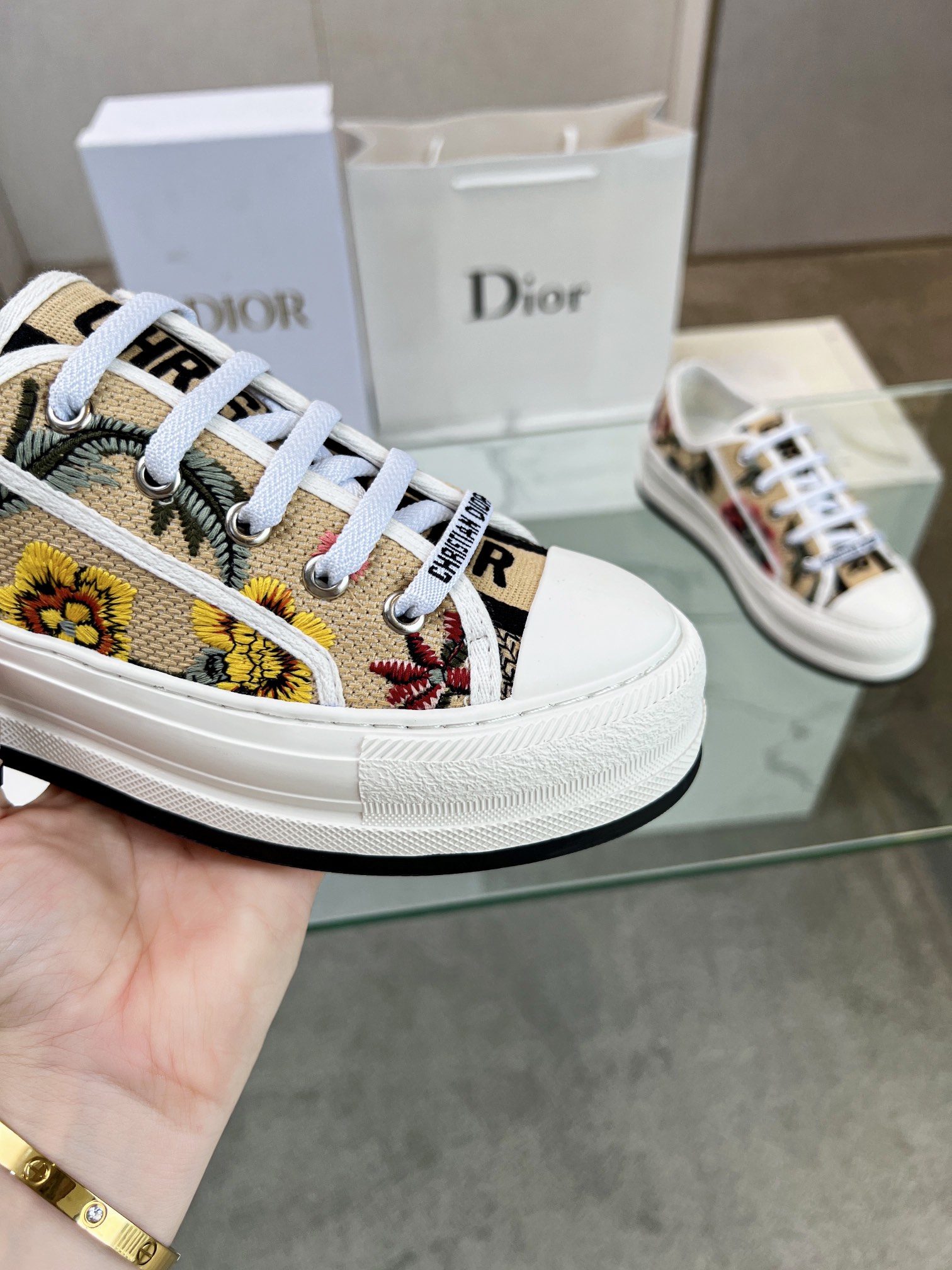 , Primavera 2023Zapatillas Walk 'n' Dior bordadas con suela gruesa de algodón con bordados multicolo
