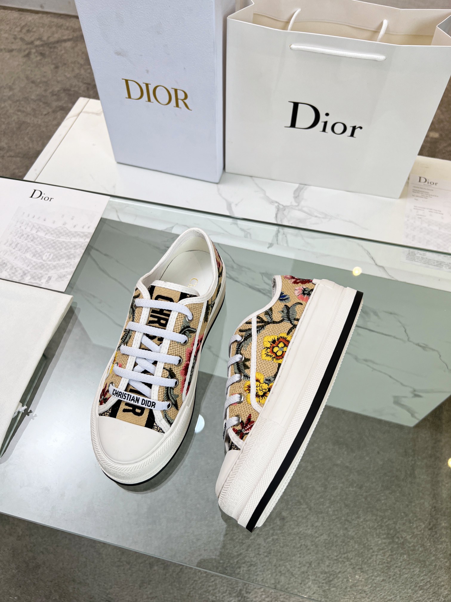 , Primavera 2023Zapatillas Walk 'n' Dior bordadas con suela gruesa de algodón con bordados multicolo