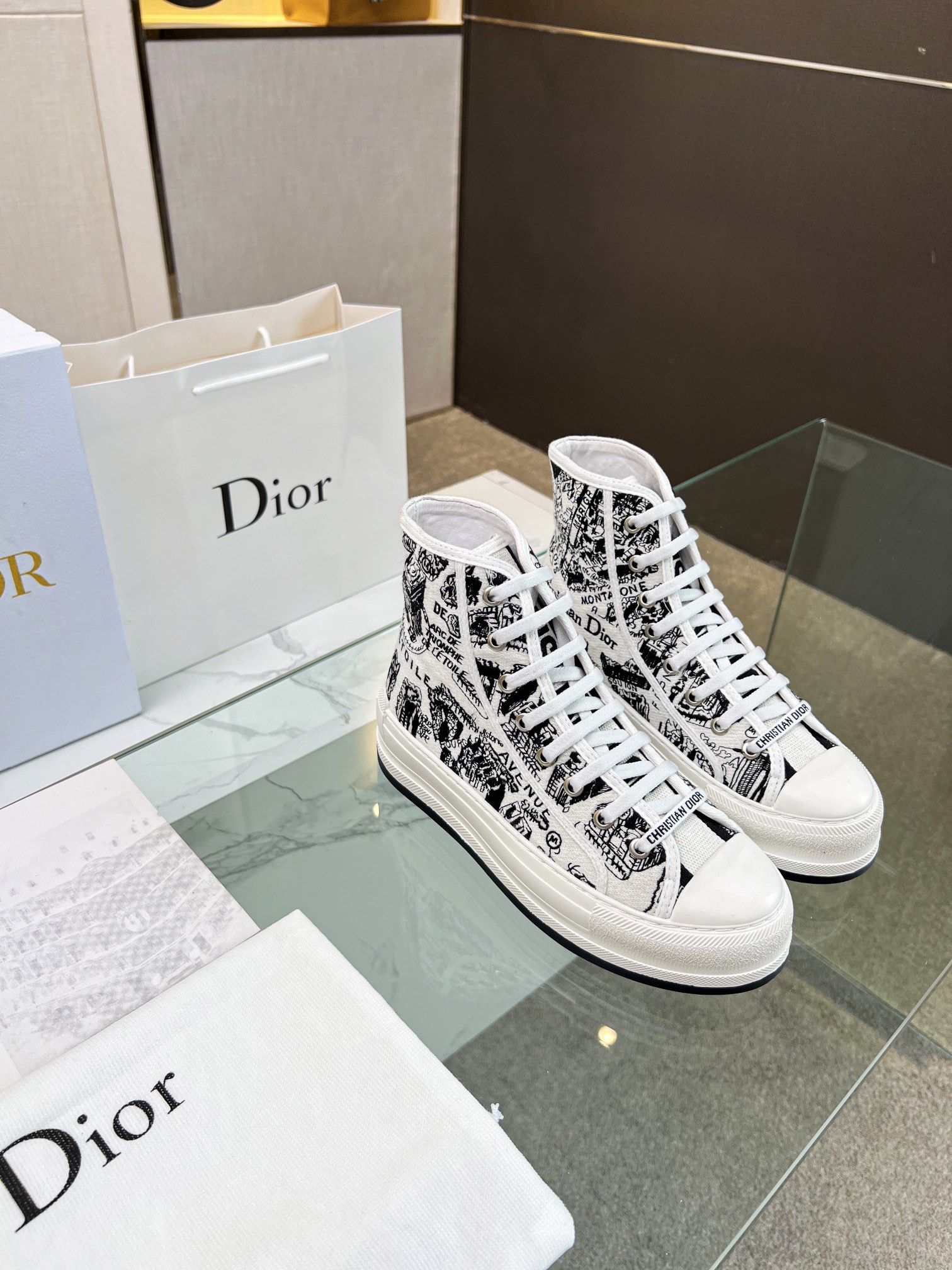 , Primavera 2023Zapatillas Walk 'n' Dior bordadas con suela gruesa de algodón con bordados multicolo