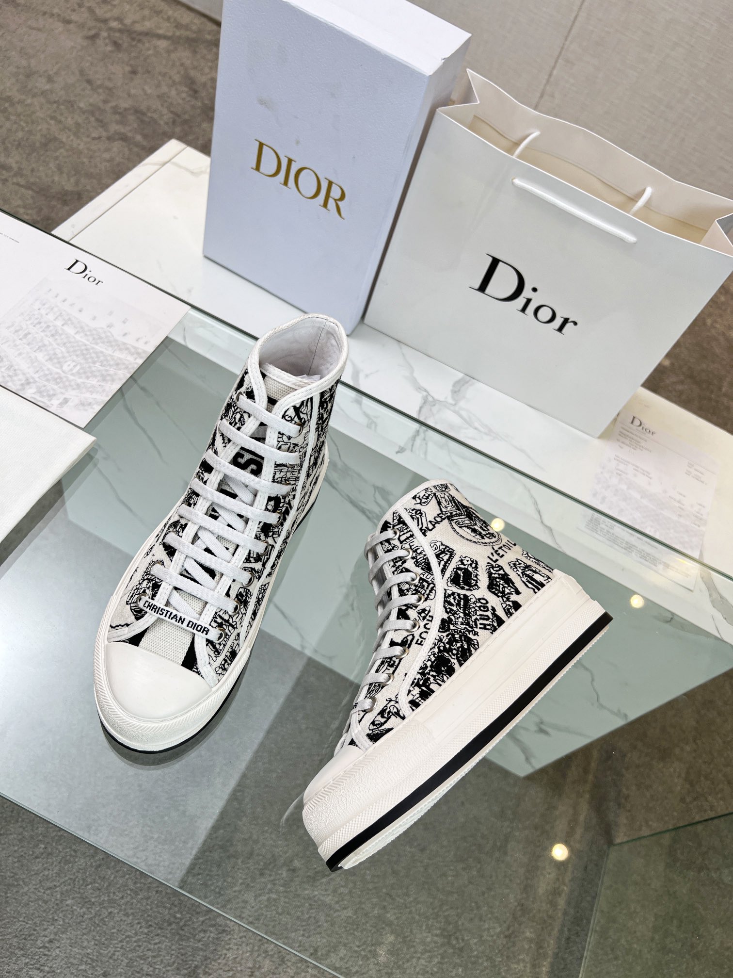 , Primavera 2023Zapatillas Walk 'n' Dior bordadas con suela gruesa de algodón con bordados multicolo