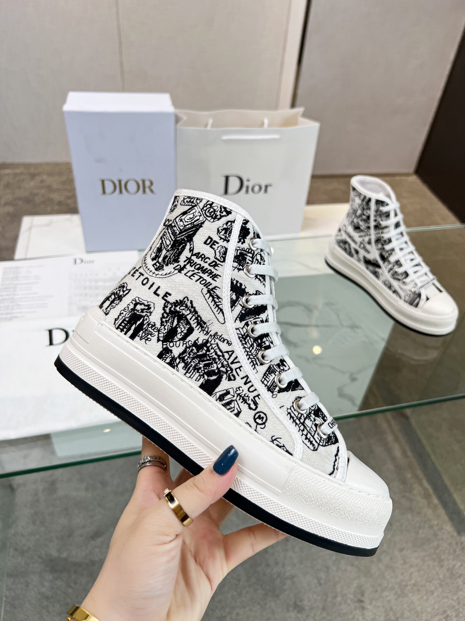 , Primavera 2023Zapatillas Walk 'n' Dior bordadas con suela gruesa de algodón con bordados multicolo