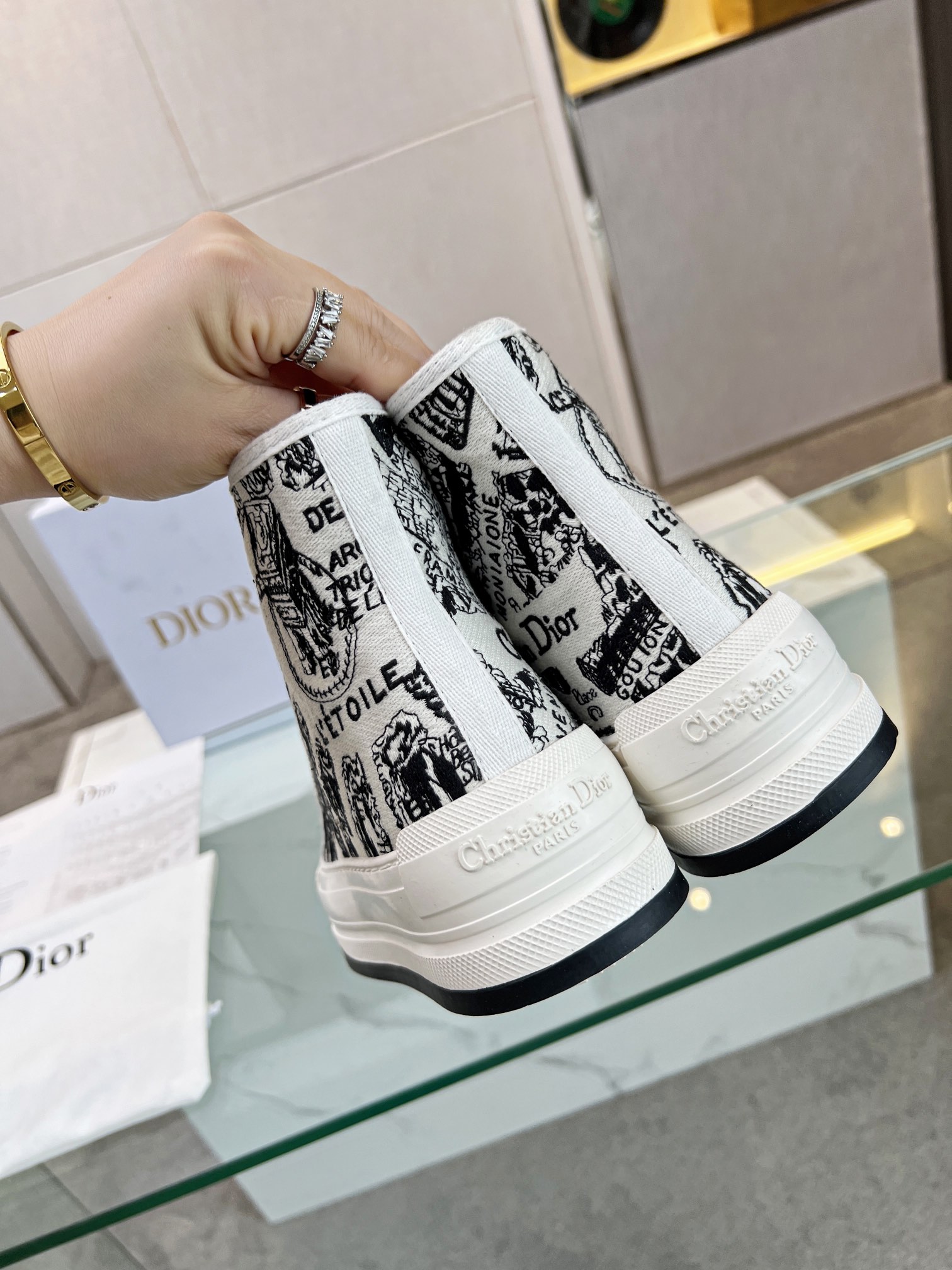 , Primavera 2023Zapatillas Walk 'n' Dior bordadas con suela gruesa de algodón con bordados multicolo