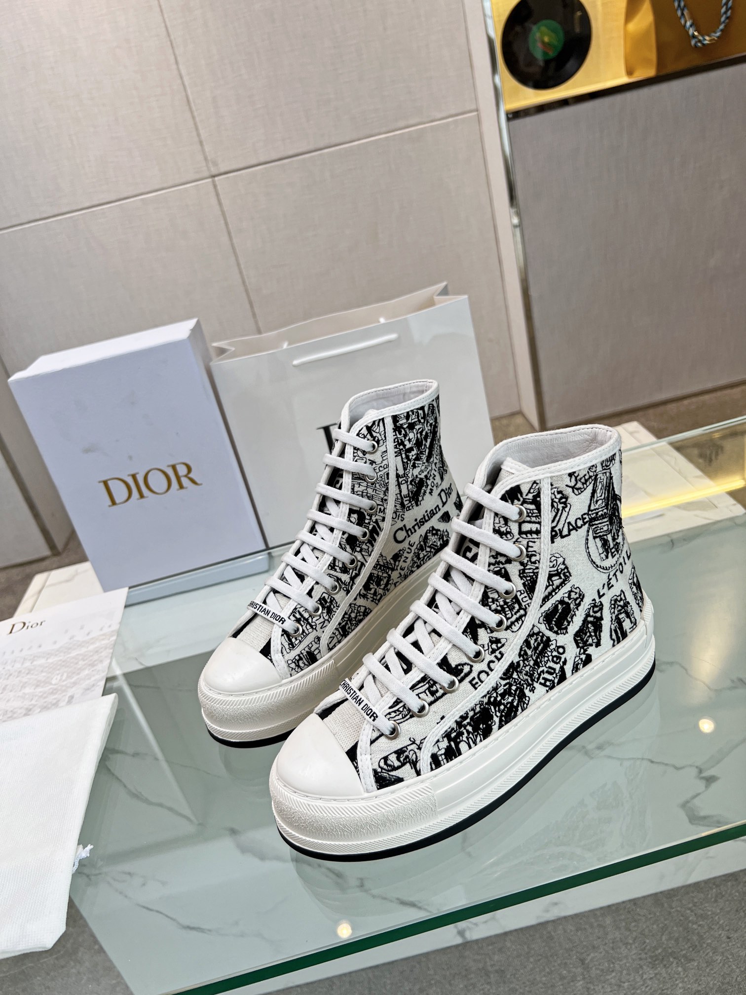 , Primavera 2023Zapatillas Walk 'n' Dior bordadas con suela gruesa de algodón con bordados multicolo