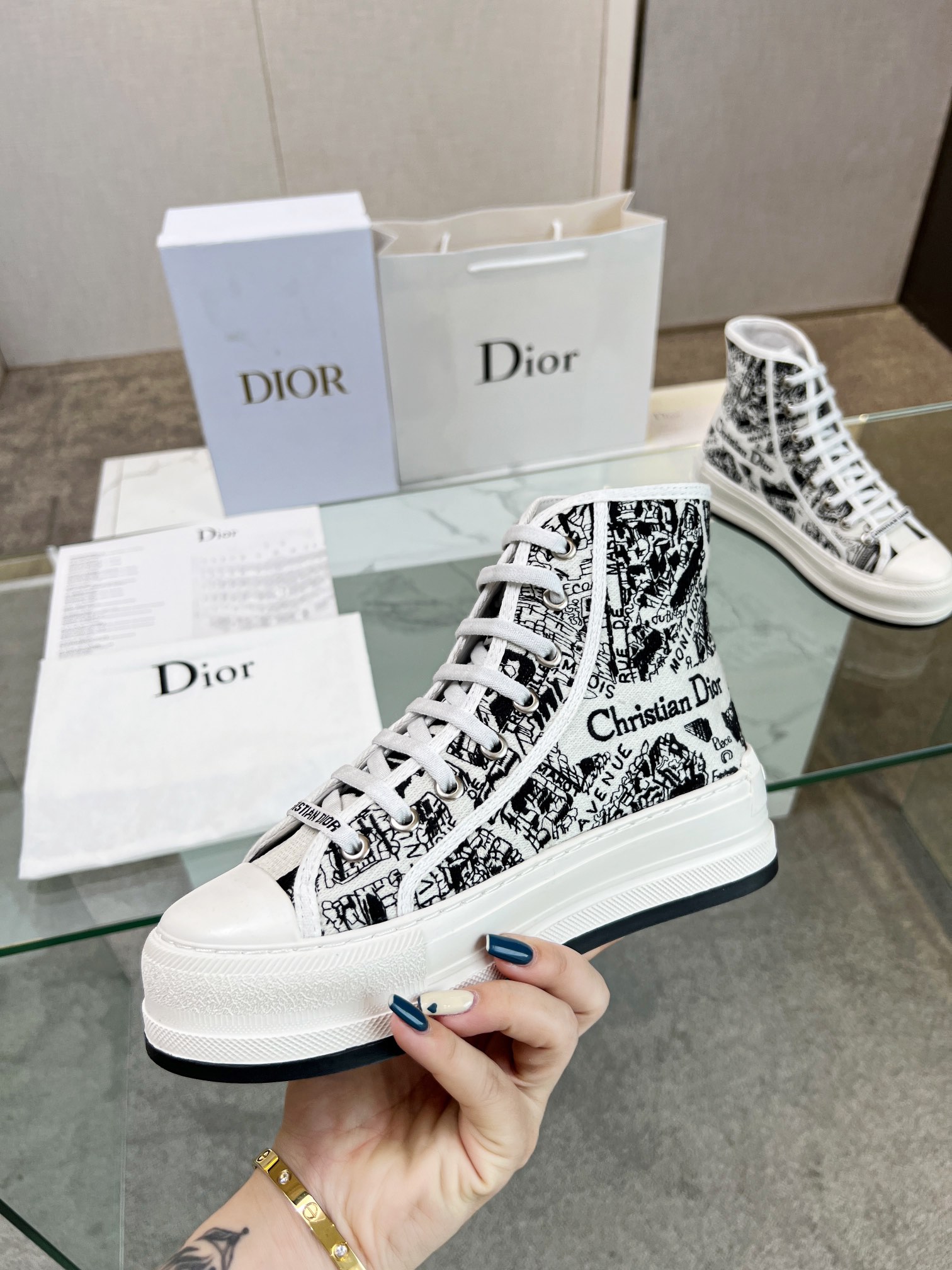 , Primavera 2023Zapatillas Walk 'n' Dior bordadas con suela gruesa de algodón con bordados multicolo
