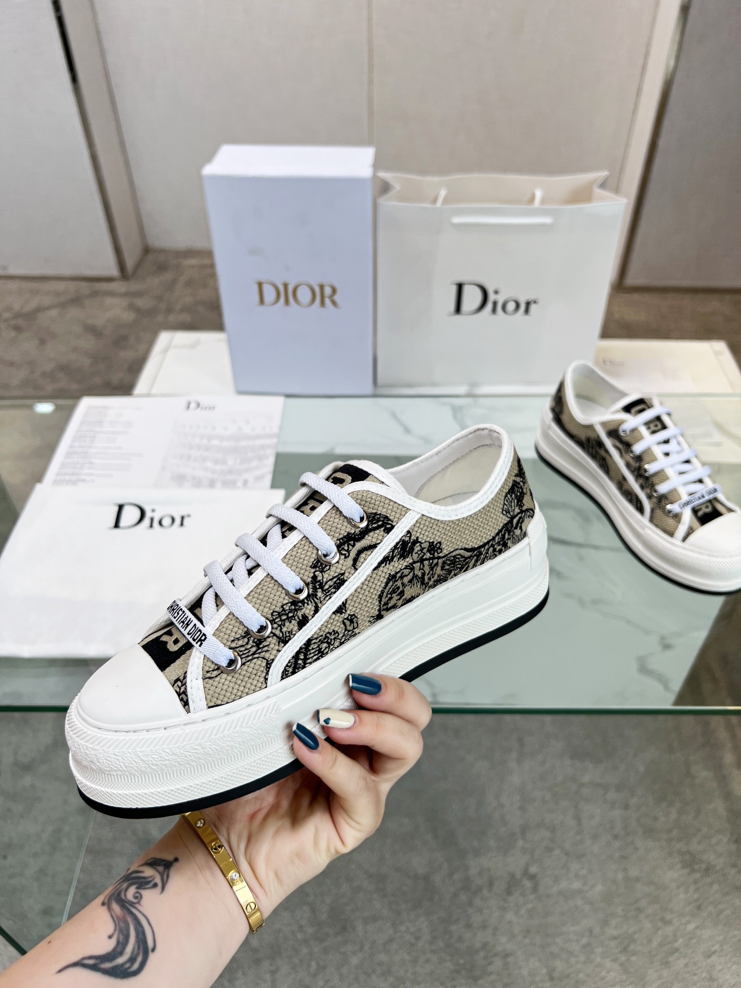 , Primavera 2023Zapatillas Walk 'n' Dior bordadas con suela gruesa de algodón con bordados multicolo