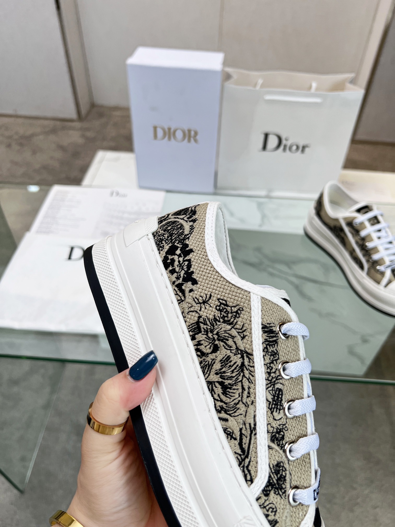 , Primavera 2023Zapatillas Walk 'n' Dior bordadas con suela gruesa de algodón con bordados multicolo