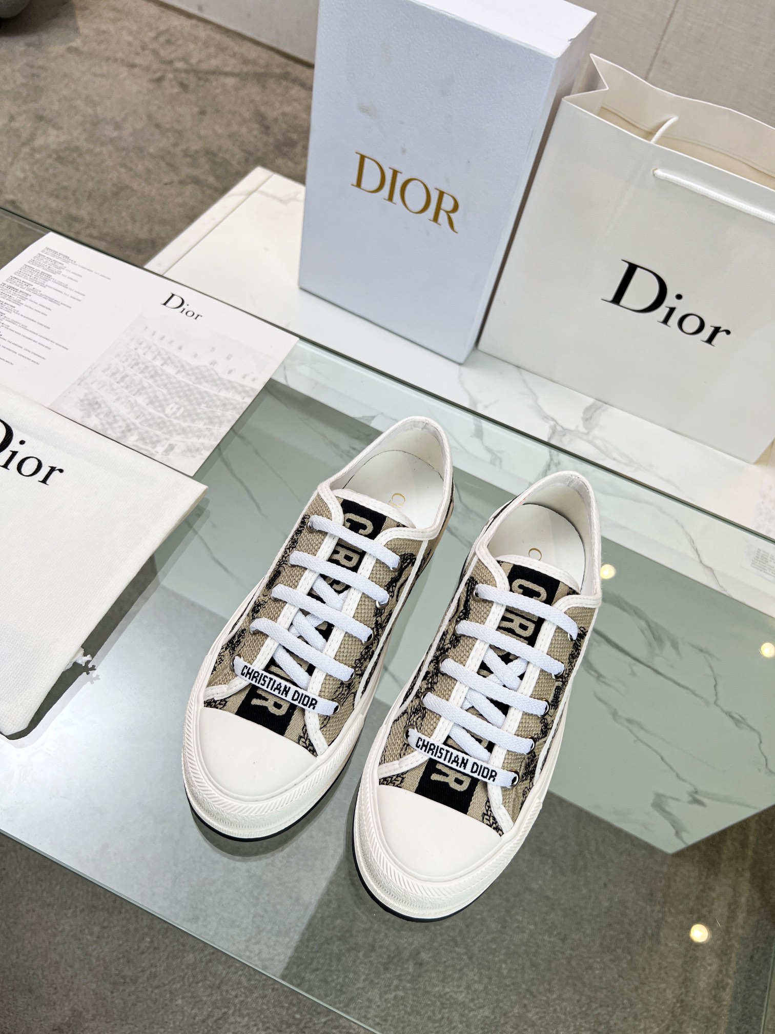 , Primavera 2023Zapatillas Walk 'n' Dior bordadas con suela gruesa de algodón con bordados multicolo