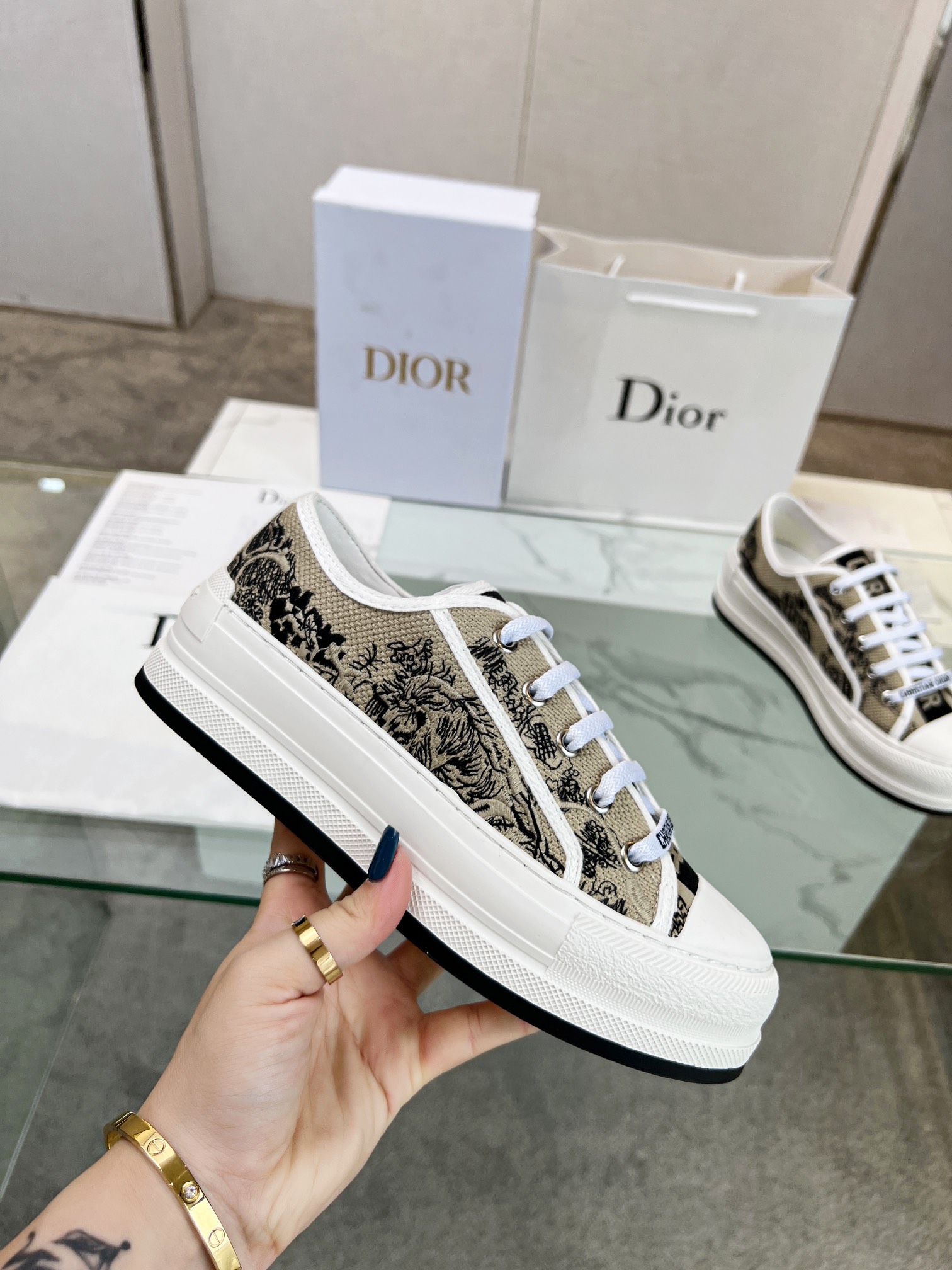 , Primavera 2023Zapatillas Walk 'n' Dior bordadas con suela gruesa de algodón con bordados multicolo