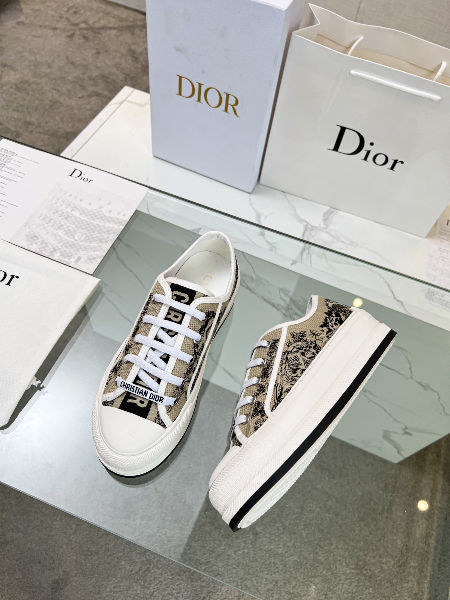 , Primavera 2023Zapatillas Walk 'n' Dior bordadas con suela gruesa de algodón con bordados multicolo