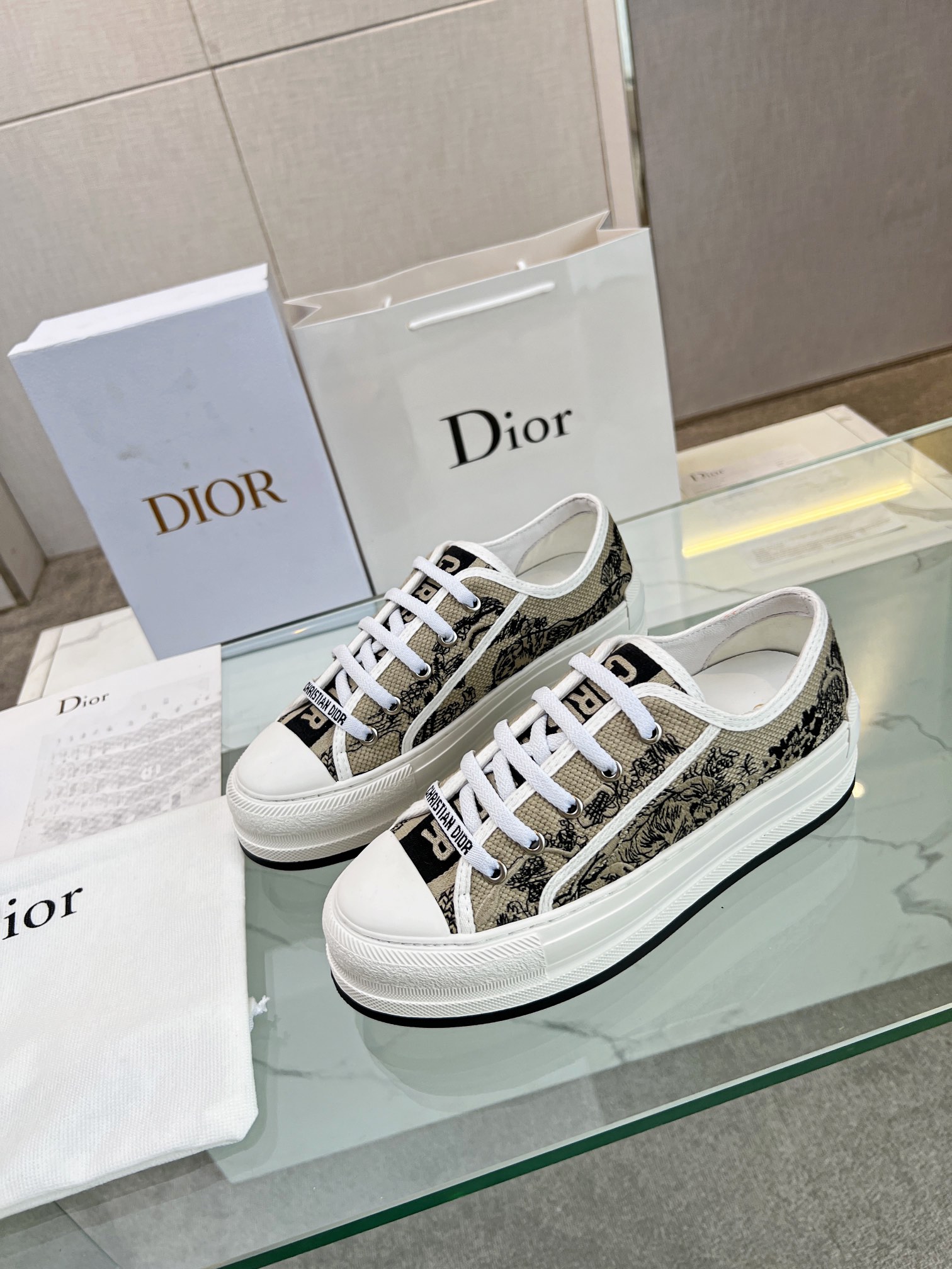 , Primavera 2023Zapatillas Walk 'n' Dior bordadas con suela gruesa de algodón con bordados multicolo