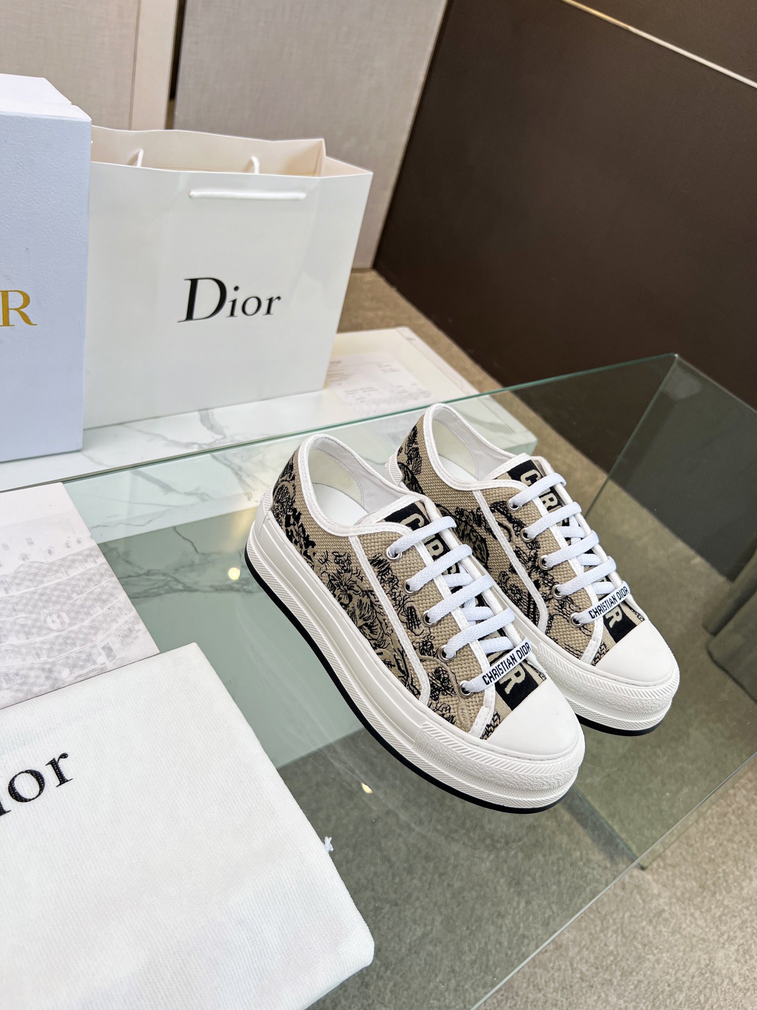 , Primavera 2023Zapatillas Walk 'n' Dior bordadas con suela gruesa de algodón con bordados multicolo