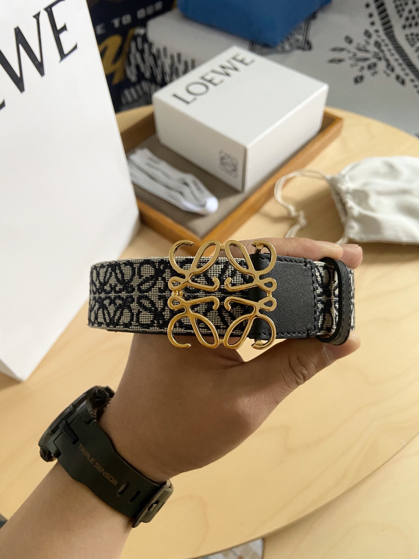 Loewe 新款罗意威LOEWE Anagram女士腰带 带身采用进口小牛皮+Anagram图案提花织物 配有LOEWE Anagram图案扣头 代购级别 宽度3