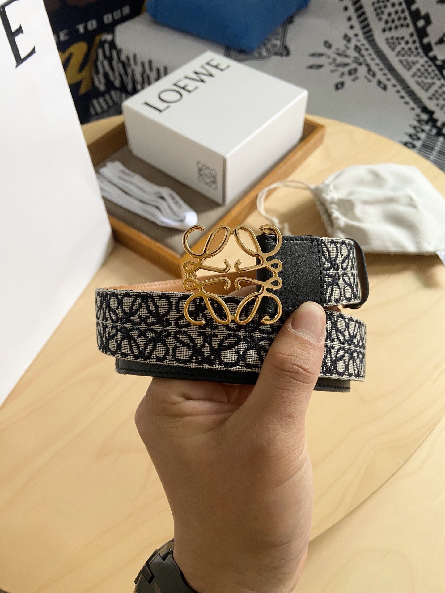 Loewe 新款罗意威LOEWE Anagram女士腰带 带身采用进口小牛皮+Anagram图案提花织物 配有LOEWE Anagram图案扣头 代购级别 宽度3