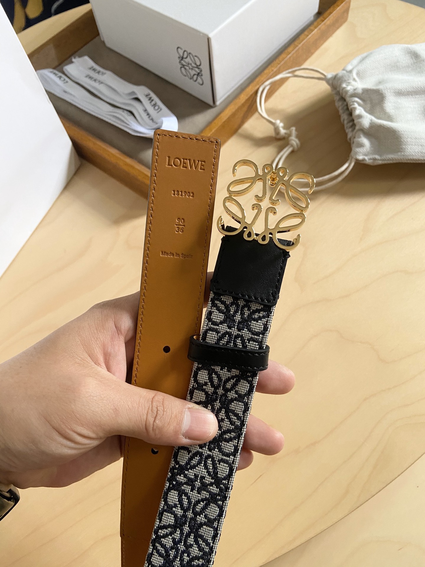 Loewe 新款罗意威LOEWE Anagram女士腰带 带身采用进口小牛皮+Anagram图案提花织物 配有LOEWE Anagram图案扣头 代购级别 宽度3