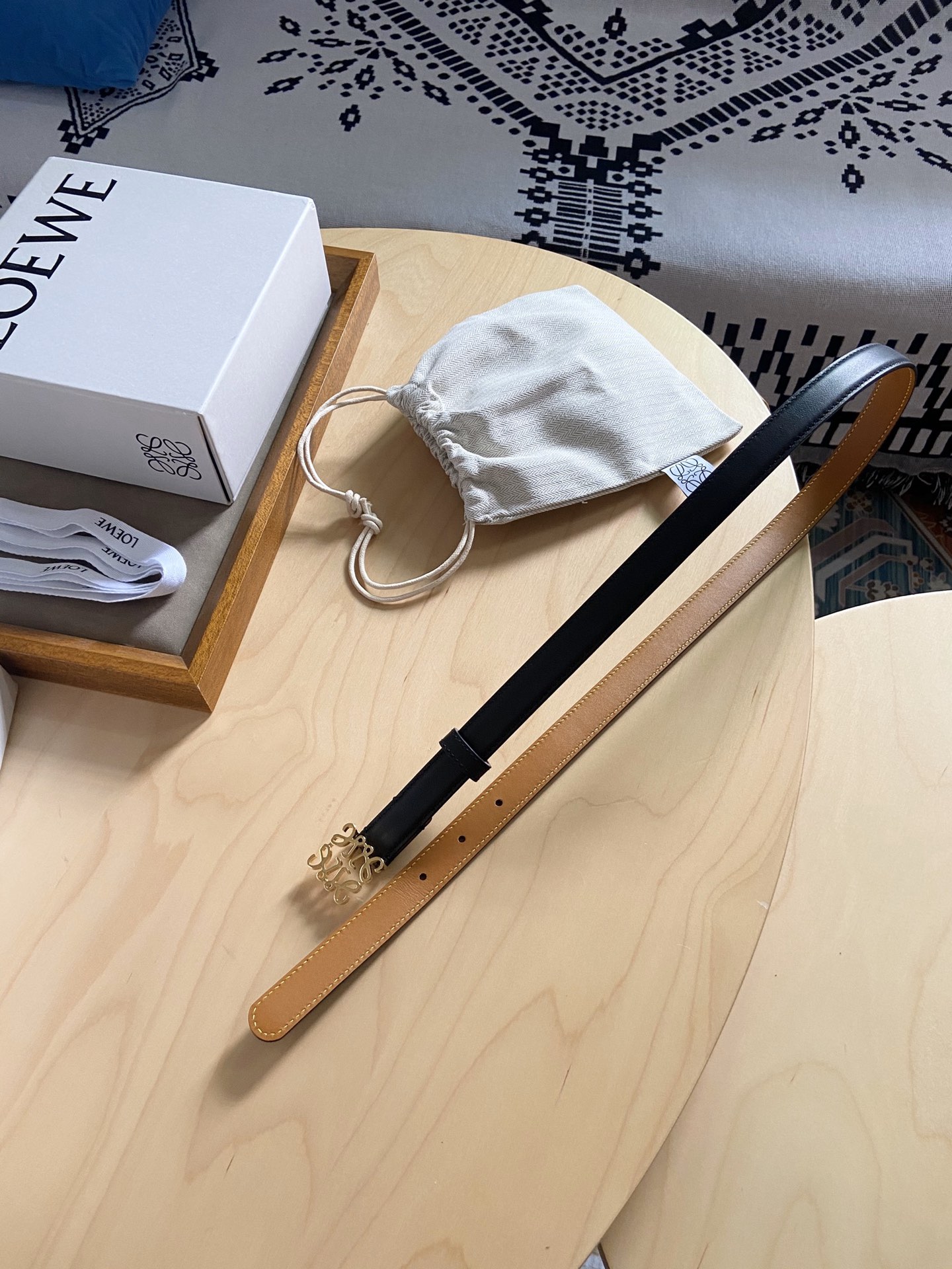 Loewe Loewe/罗意威 小牛皮腰带 手工细致精巧 具有浓厚浪漫、古雅情调的地中海文化色彩、 上身效果极佳 宽度2.0cm